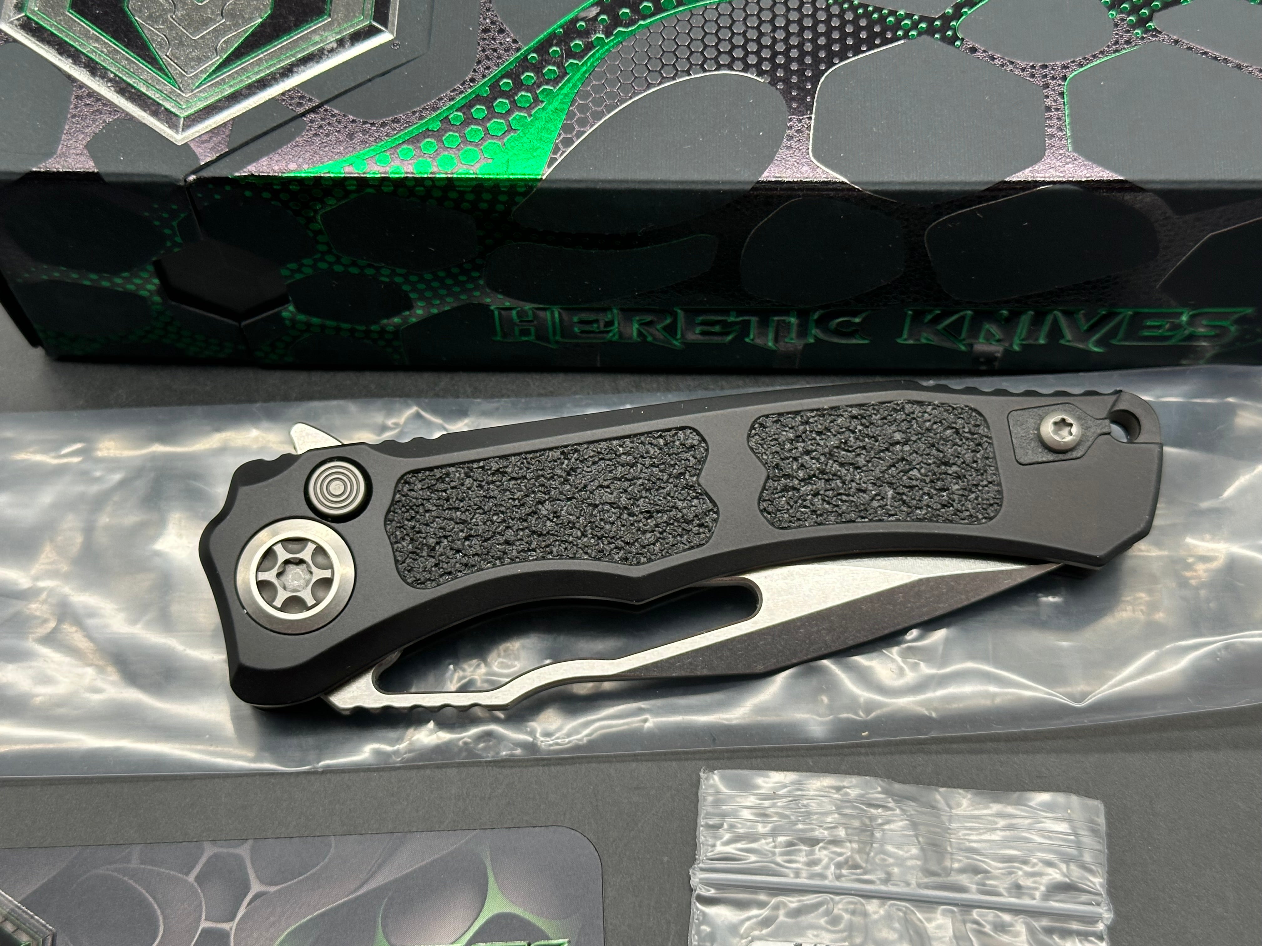 Heretic Wraith V4 Manual 3.625" CPM MagnaCut Stonewash Blade with Black Aluminum - Grip Tape Textured Scales plus Skiff Bearings