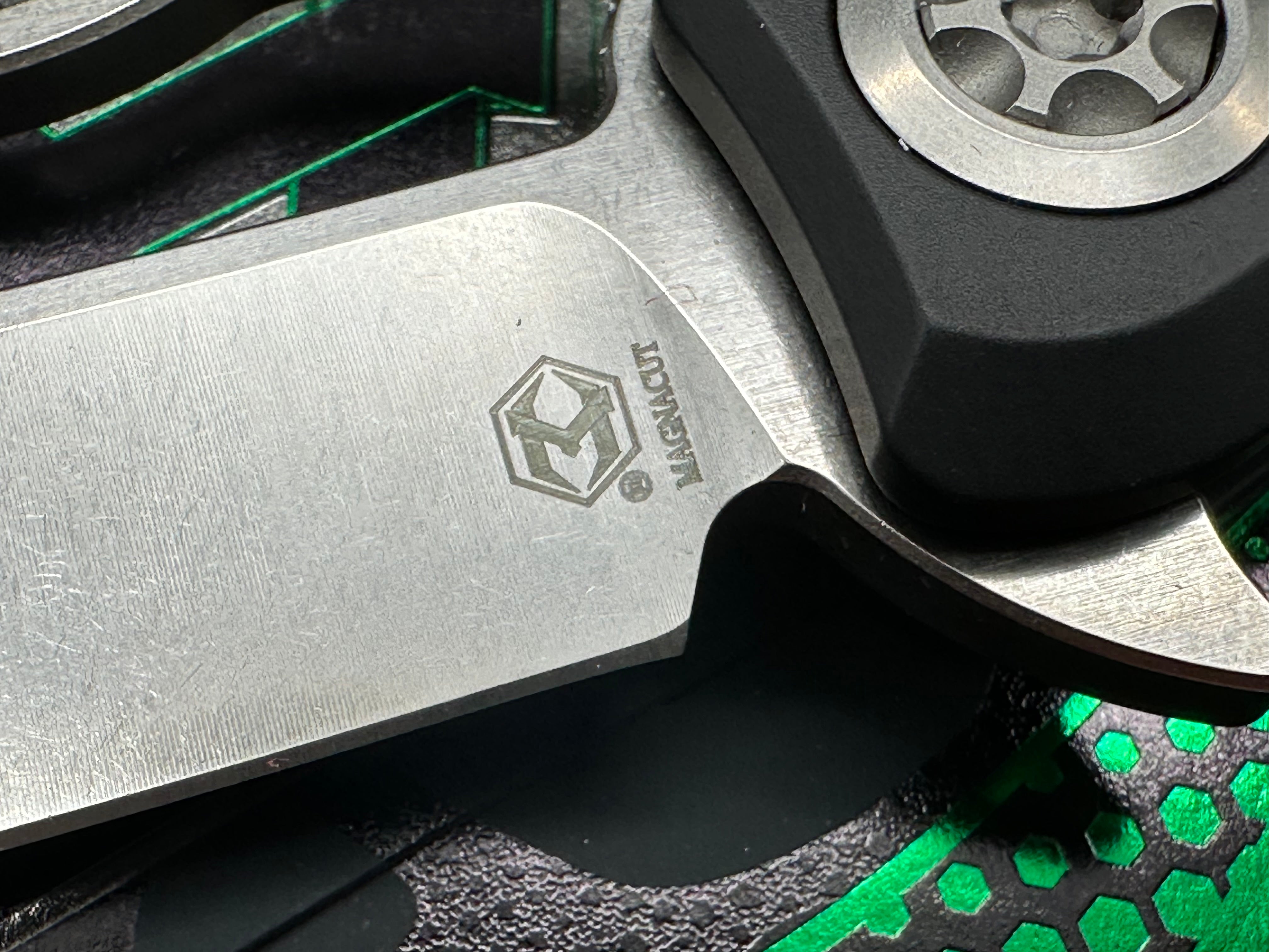 Heretic Wraith V4 Manual 3.625" CPM MagnaCut Stonewash Blade with Black Aluminum - Grip Tape Textured Scales plus Skiff Bearings