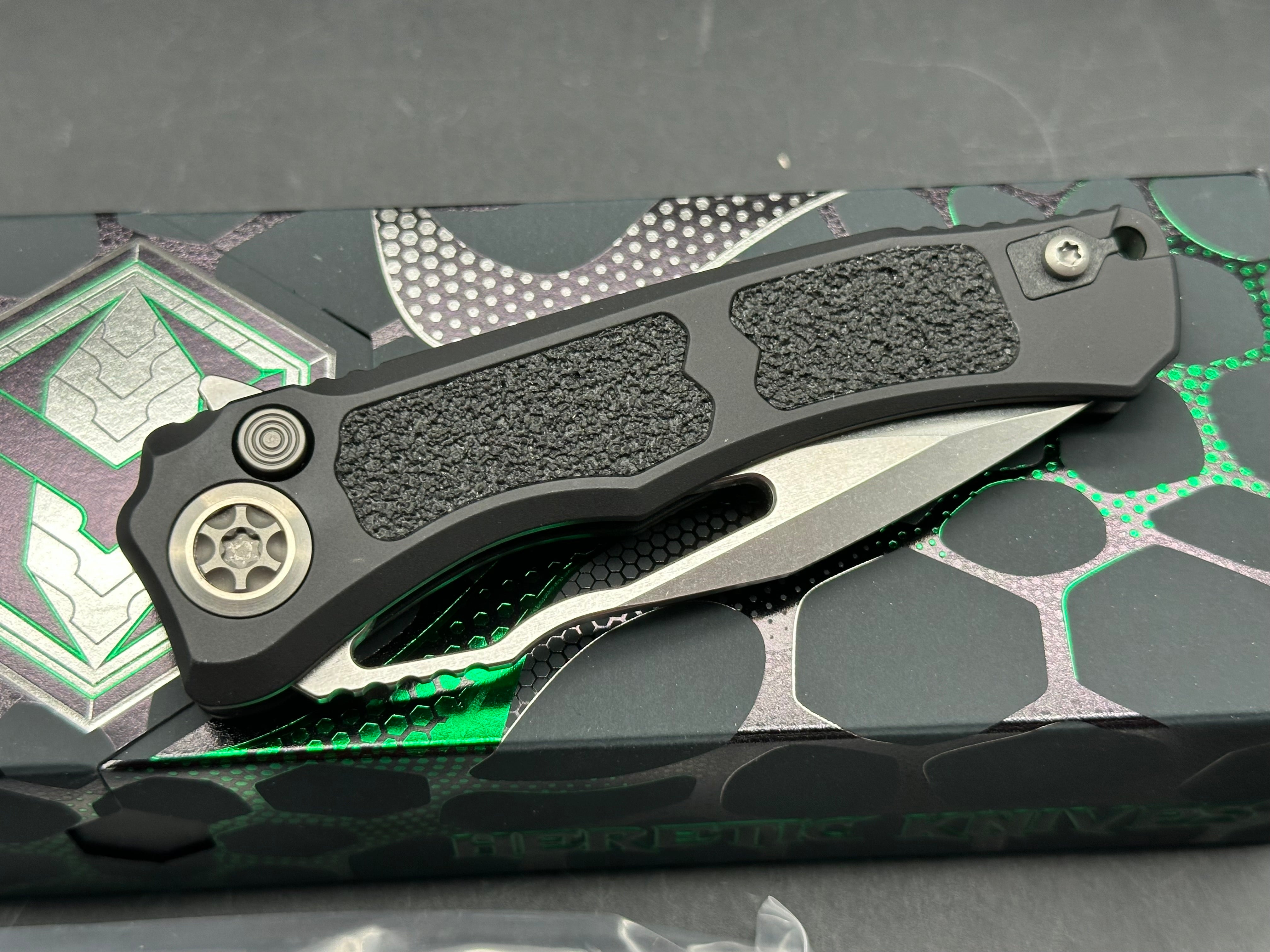 Heretic Wraith V4 Manual 3.625" CPM MagnaCut Stonewash Blade with Black Aluminum - Grip Tape Textured Scales plus Skiff Bearings Installed