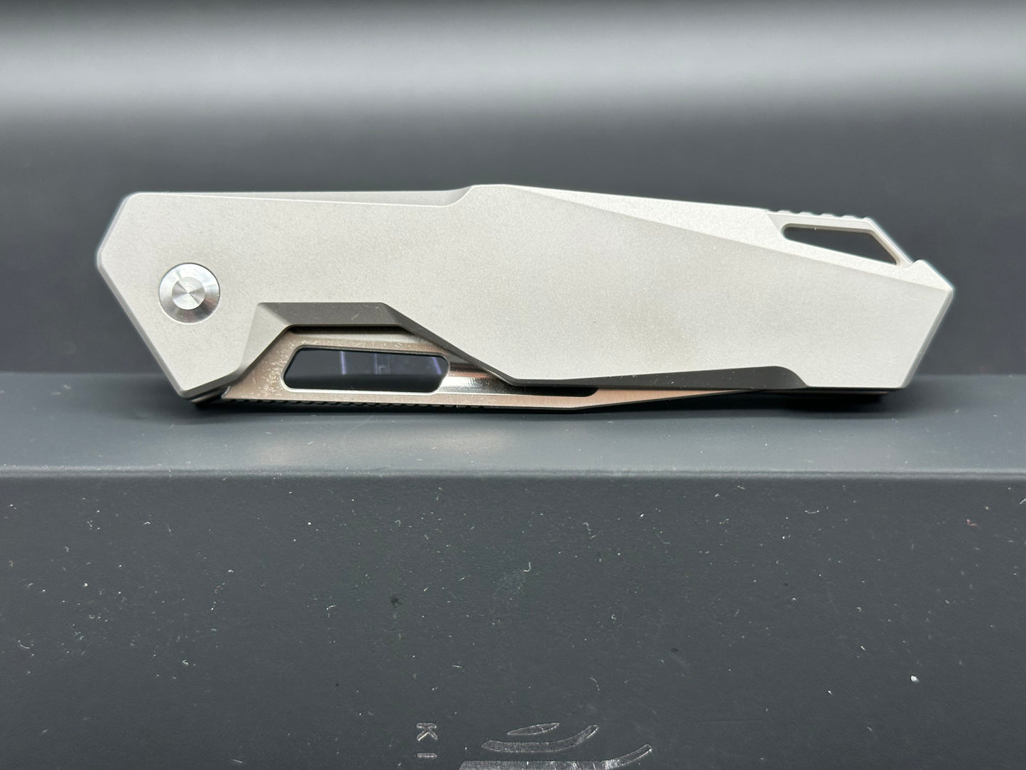 KIZER BEYOND FOLDING KNIFE GREY TITANIUM HANDLE S35VN TANTO