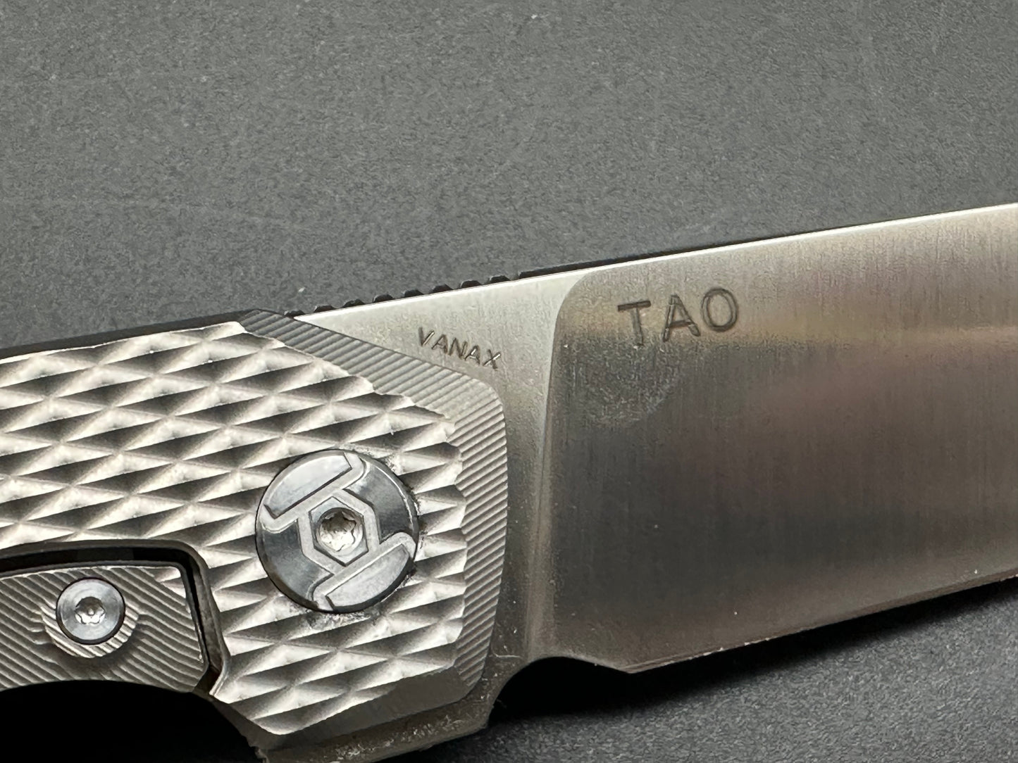 Kunwu TAO II Vanax Diamond Texture w/Vanax blade