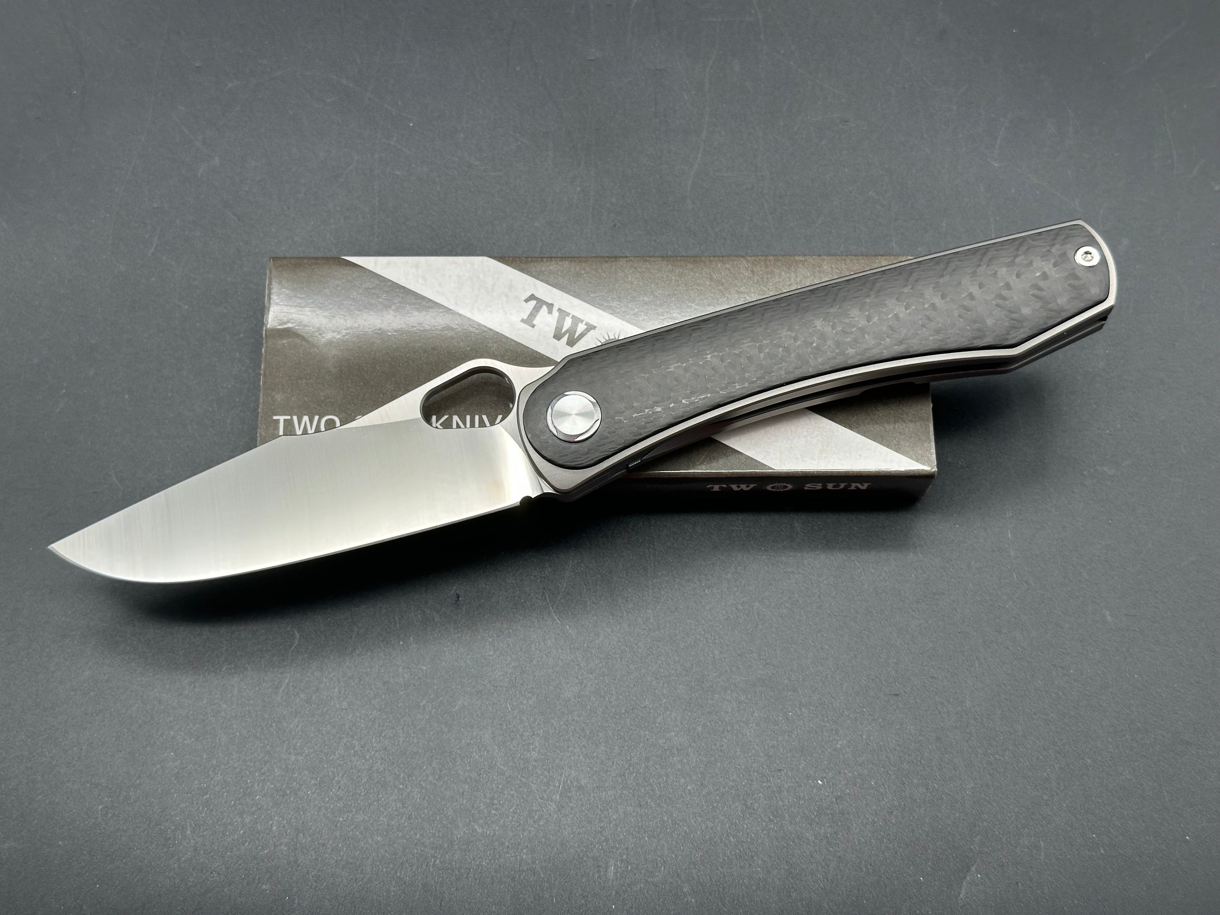 TwoSun TS305 titanium/CF handle w/M390 blade