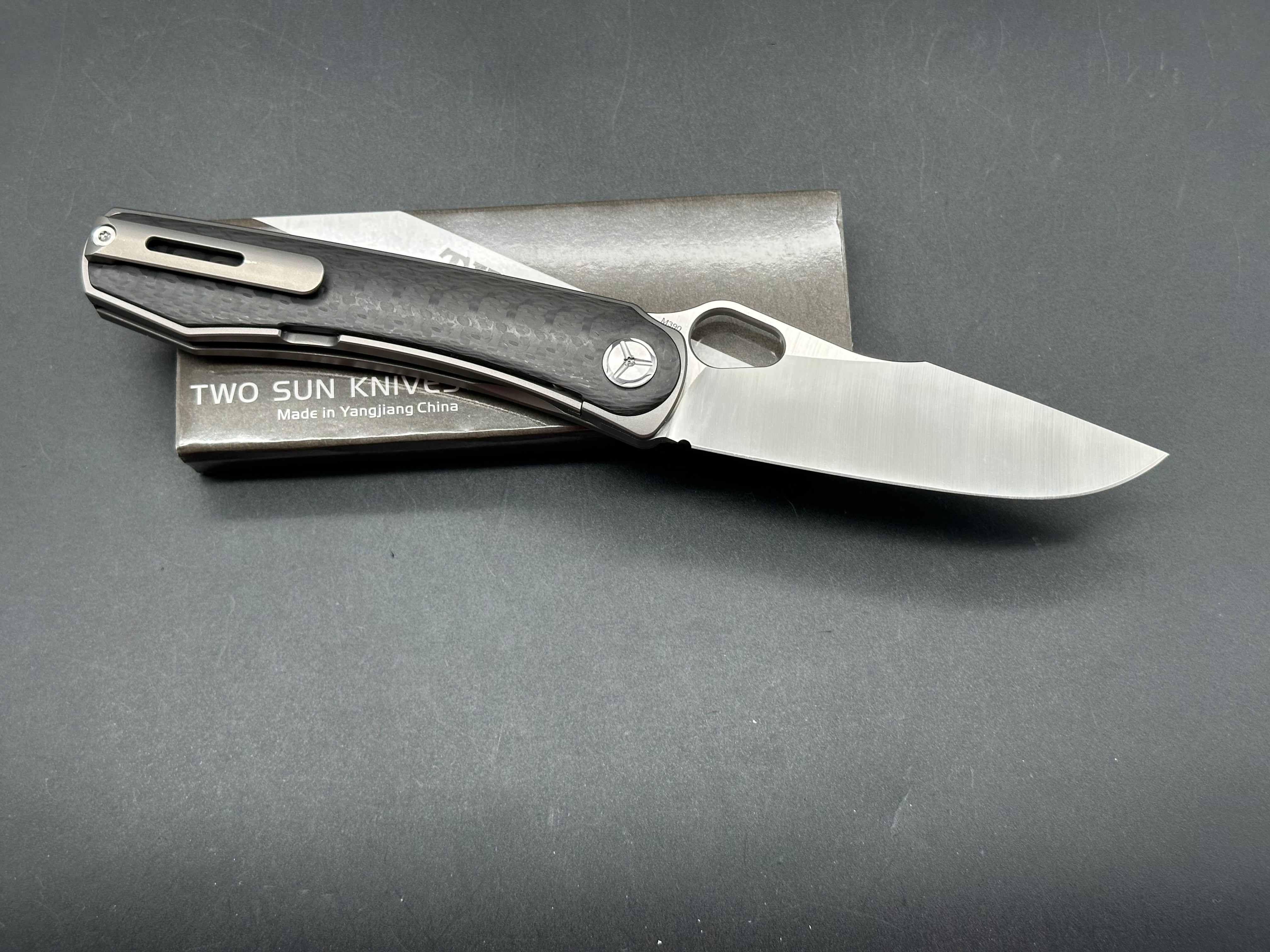 TwoSun TS305 titanium/CF handle w/M390 blade