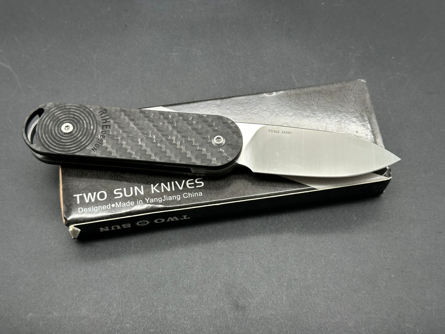 TWOSUN TS362-M390-CF FOLDING KNIFE BLACK CARBON FIBER HANDLE M390 PLAIN EDGE SATIN FINISH