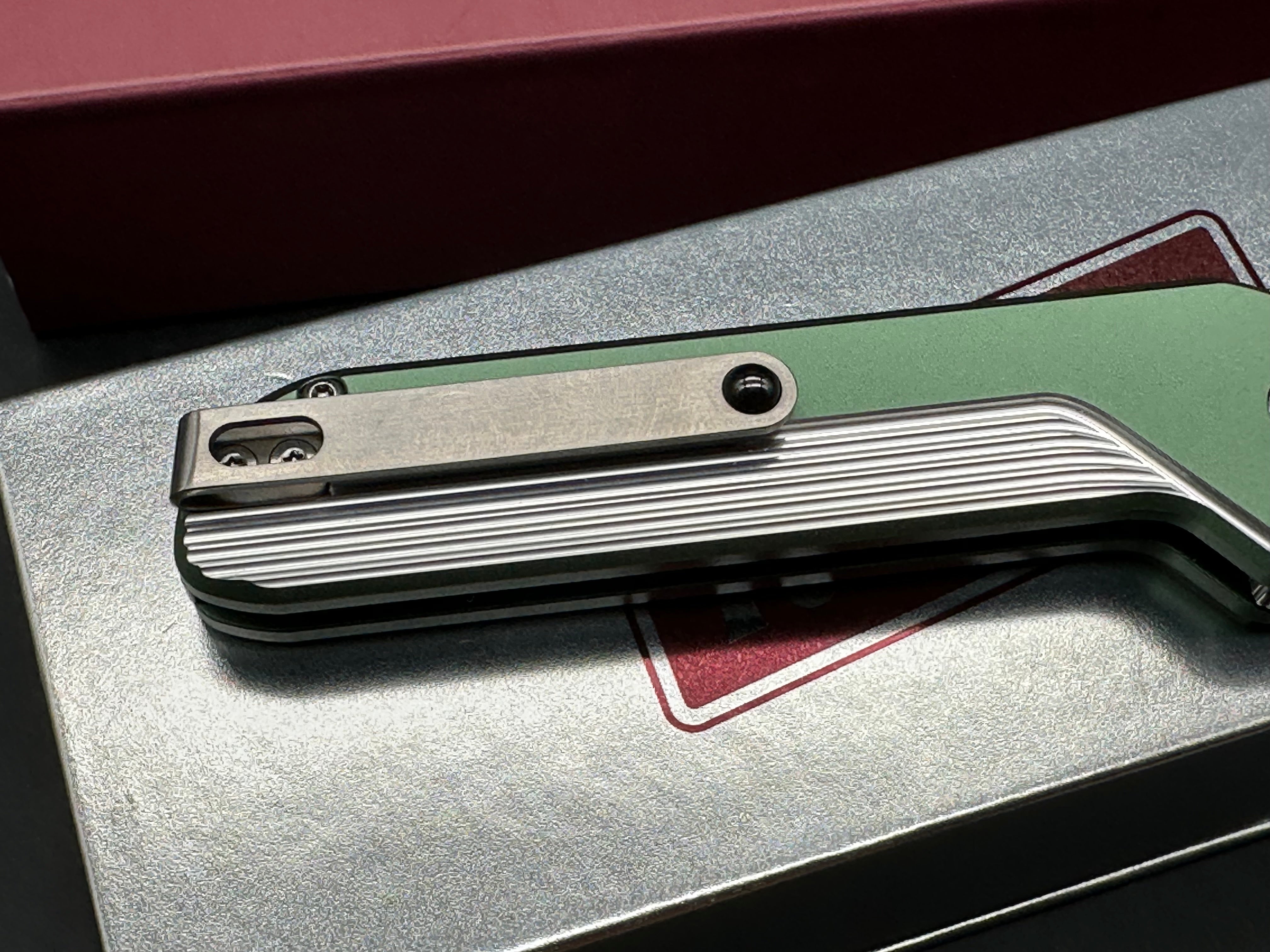 Knafs Capcom, 3.15" Böhler M390 Satin Sheepsfoot Blade with Mission Control Green Milled Aluminum Scales