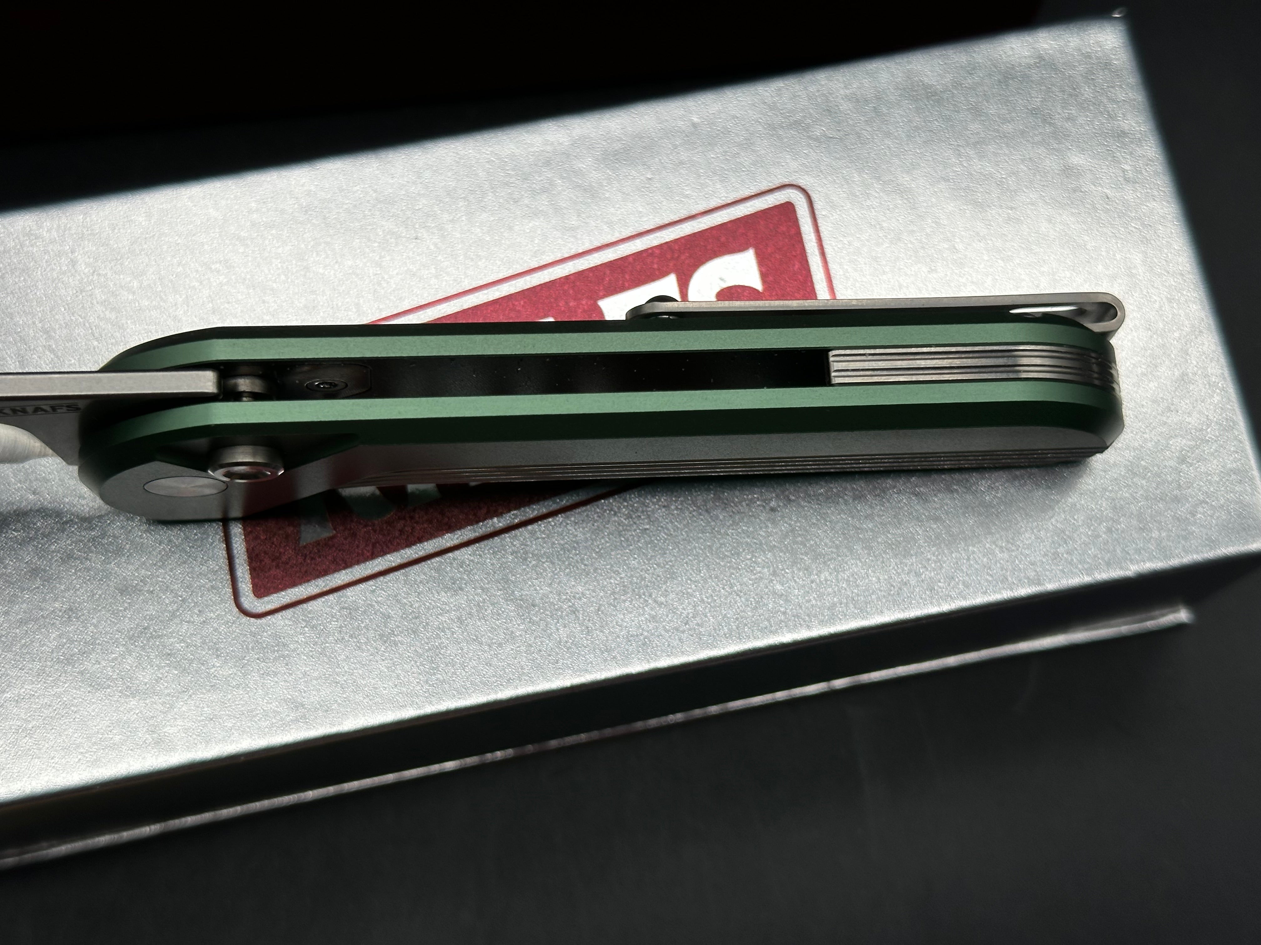 Knafs Capcom, 3.15" Böhler M390 Satin Sheepsfoot Blade with Mission Control Green Milled Aluminum Scales