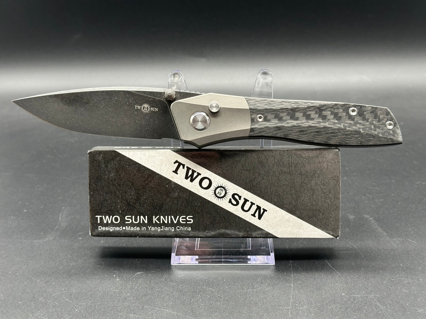 TWOSUN TS303 BUTTON LOCK FOLDING KNIFE CARBON FIBER/TITANIUM HANDLE M390 PLAIN EDGE