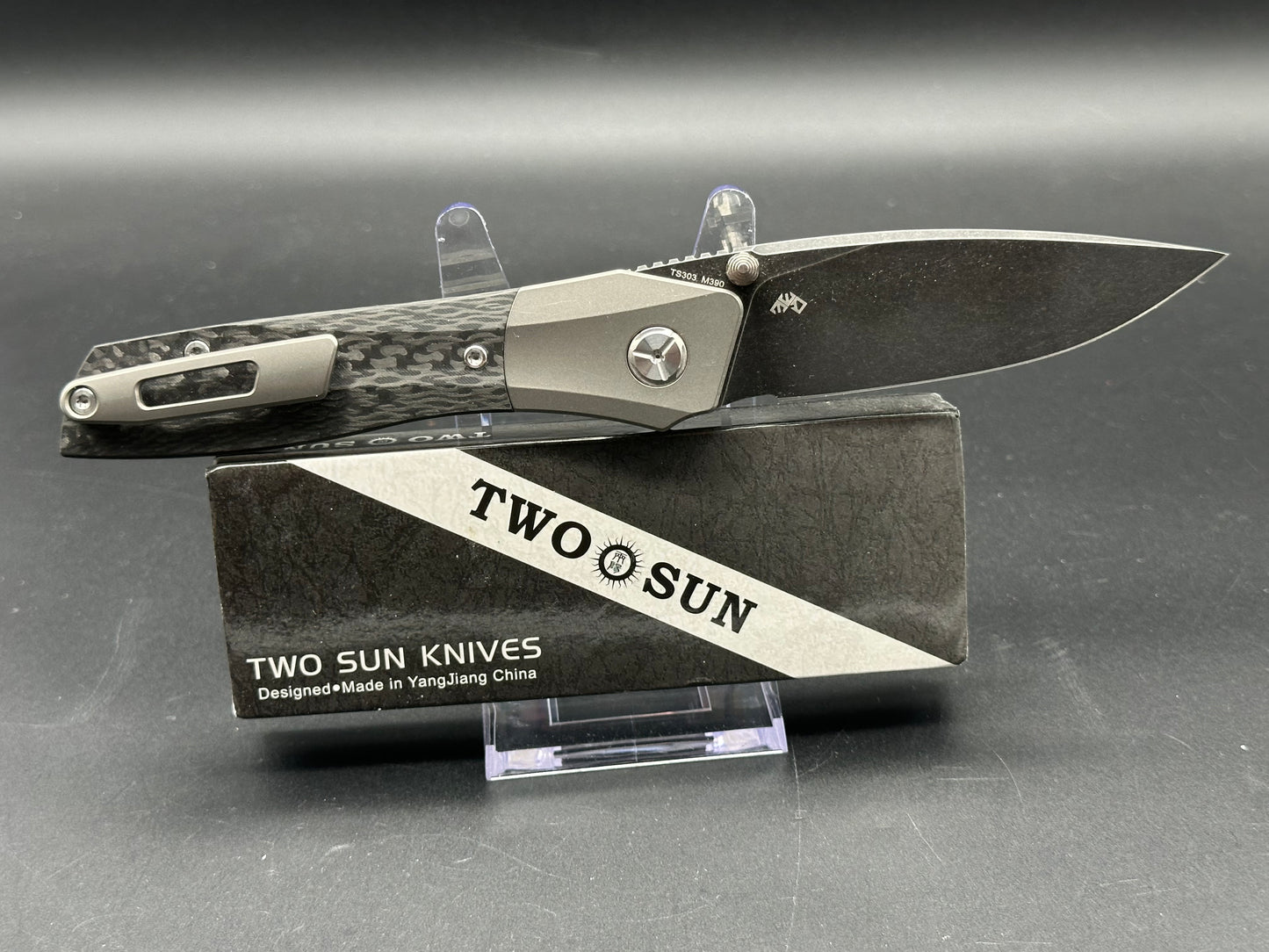 TWOSUN TS303 BUTTON LOCK FOLDING KNIFE CARBON FIBER/TITANIUM HANDLE M390 PLAIN EDGE