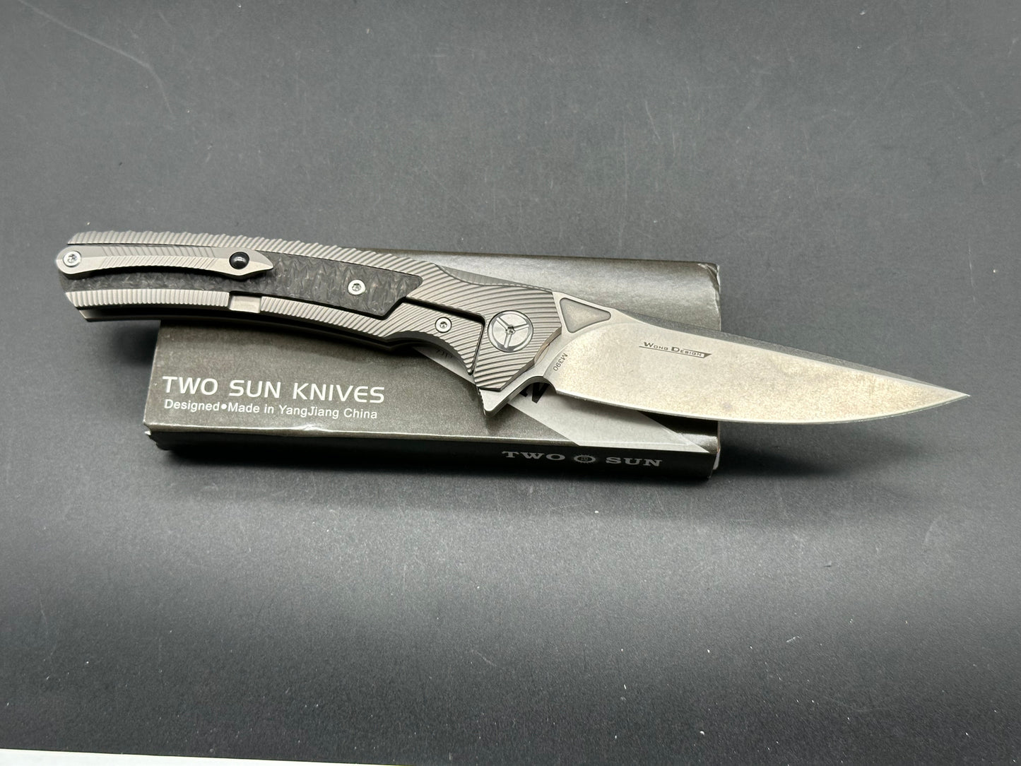 TWOSUN TS81 FRAME LOCK KNIFE TITANIUM + CF HANDLE PLAIN M390 BLADE