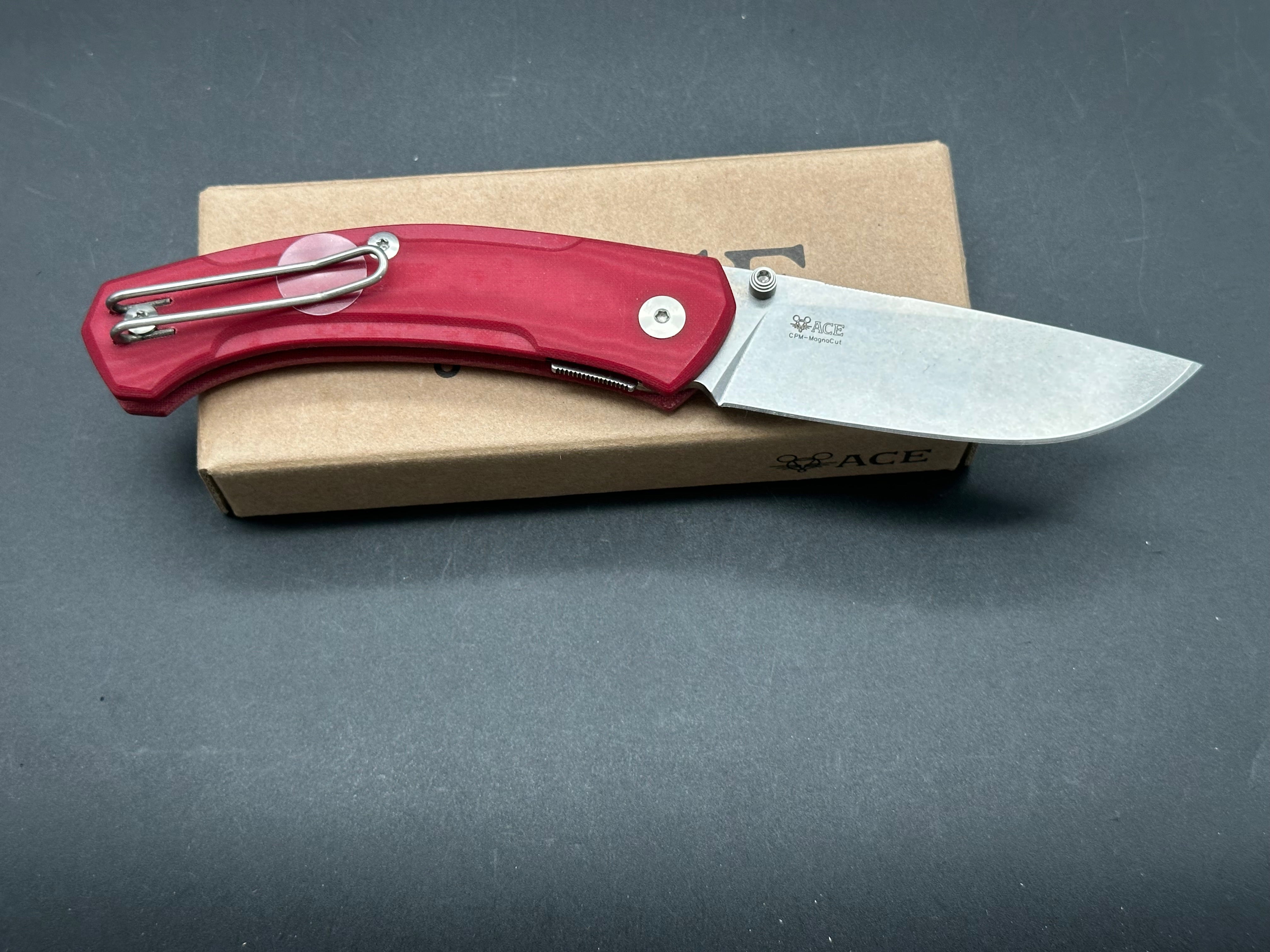 Giant ACE IONA V2 - RED LINEN w/Magnacut blade