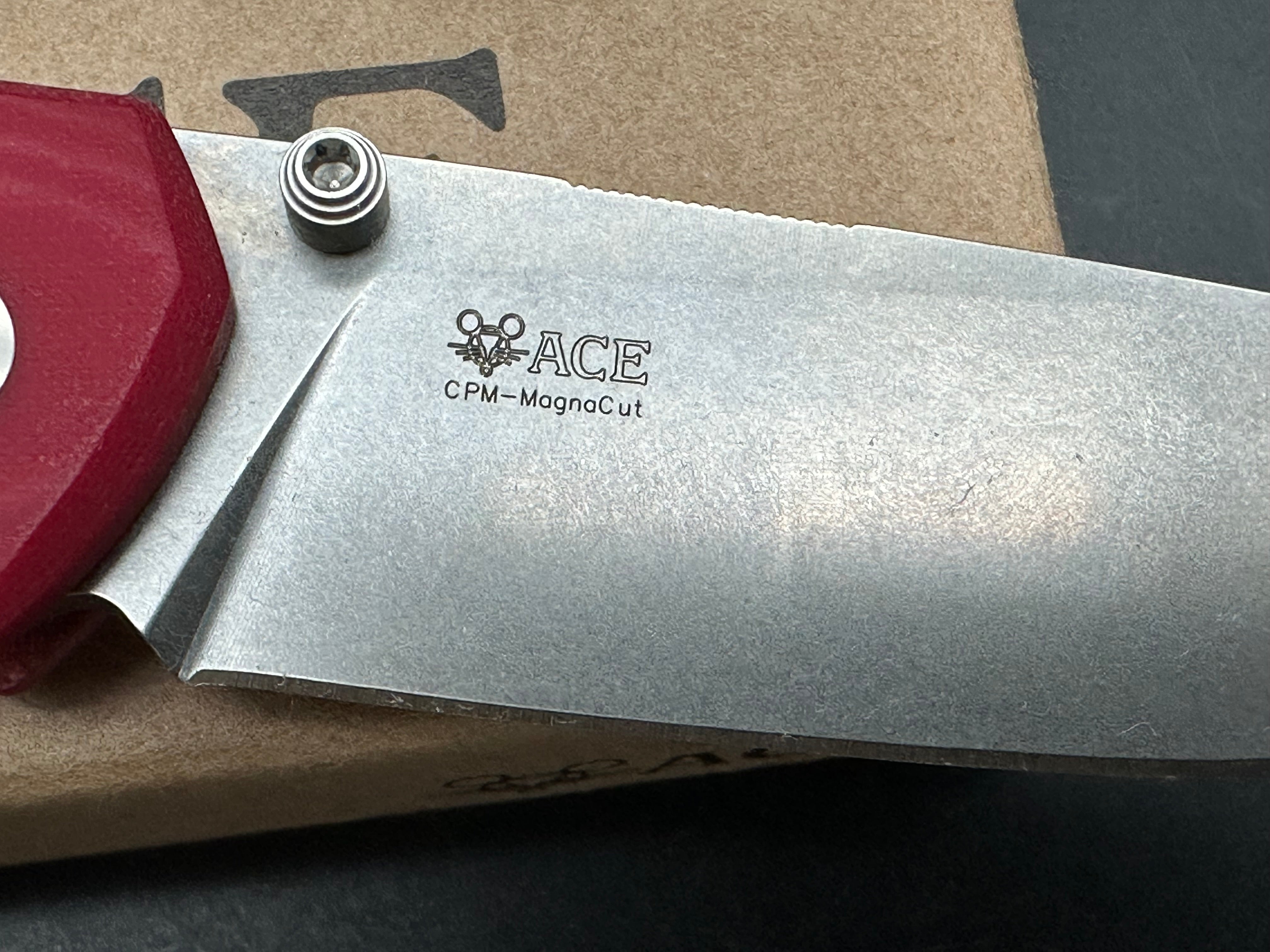 Giant ACE IONA V2 - RED LINEN w/Magnacut blade