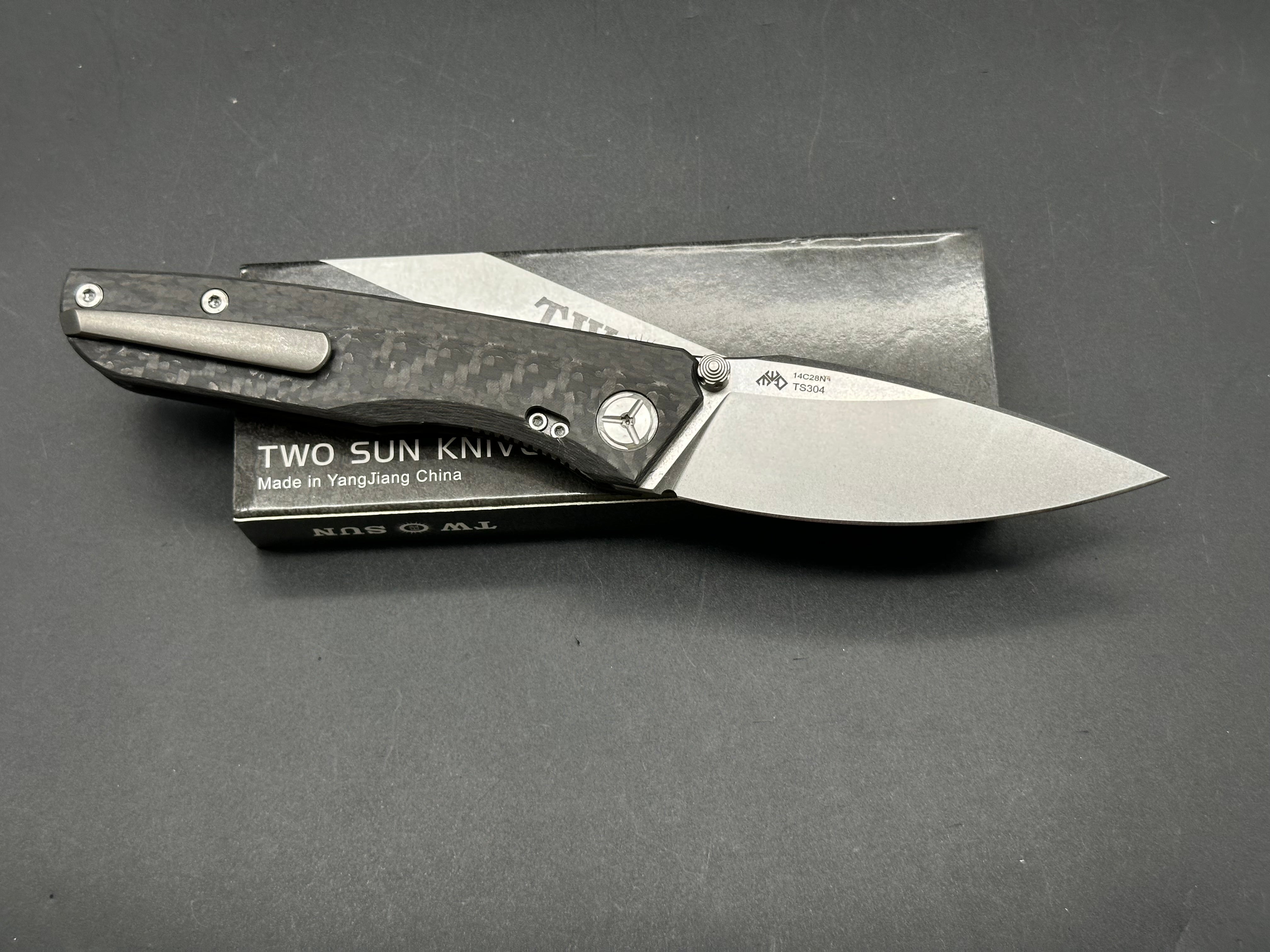 TWOSUN TS304 BLACK CARBON FIBER HANDLE 14C28N PLAIN EDGE