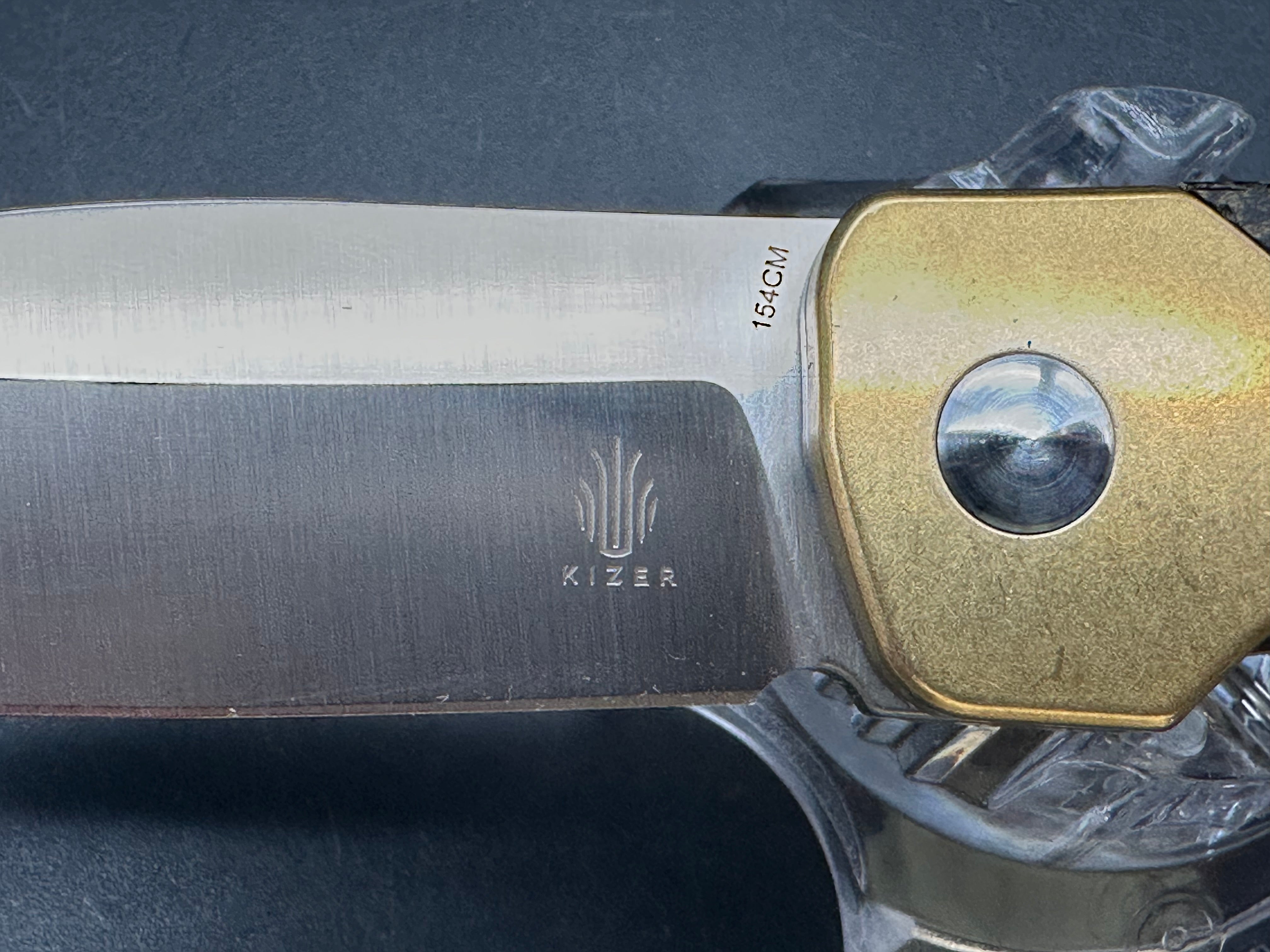 Kizer Gavel Micarta/Brass 154CM