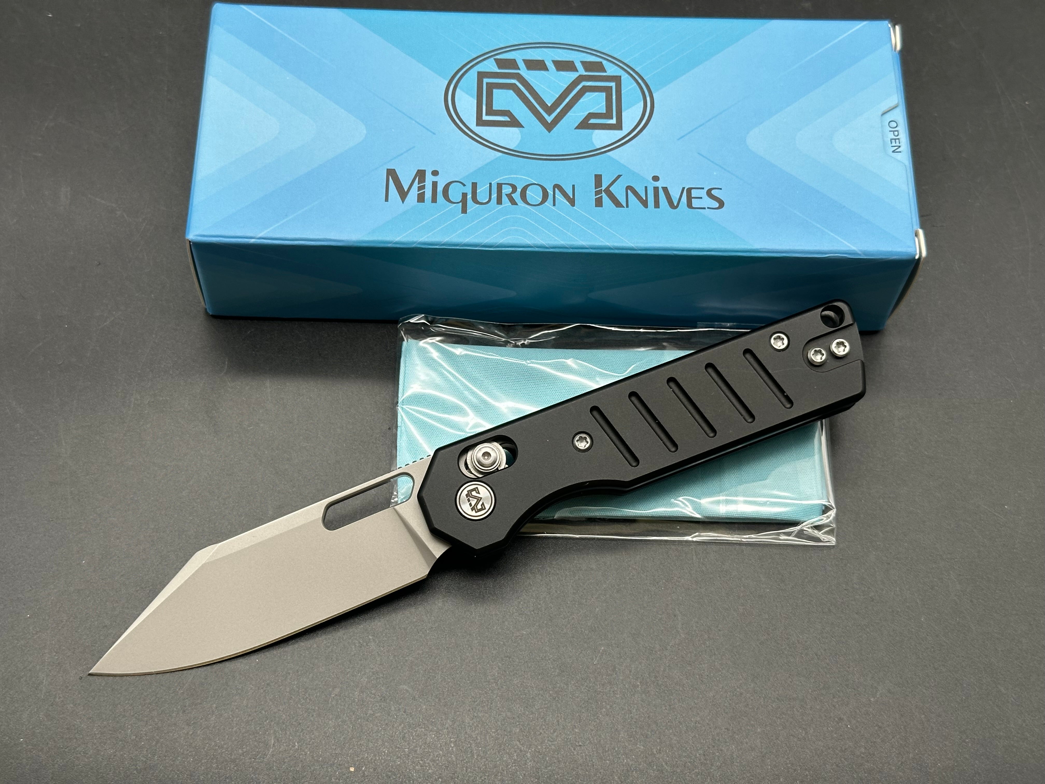 Miguron Gatov 2.81" D2 Sandblasted Blade with Black Aluminum Scales