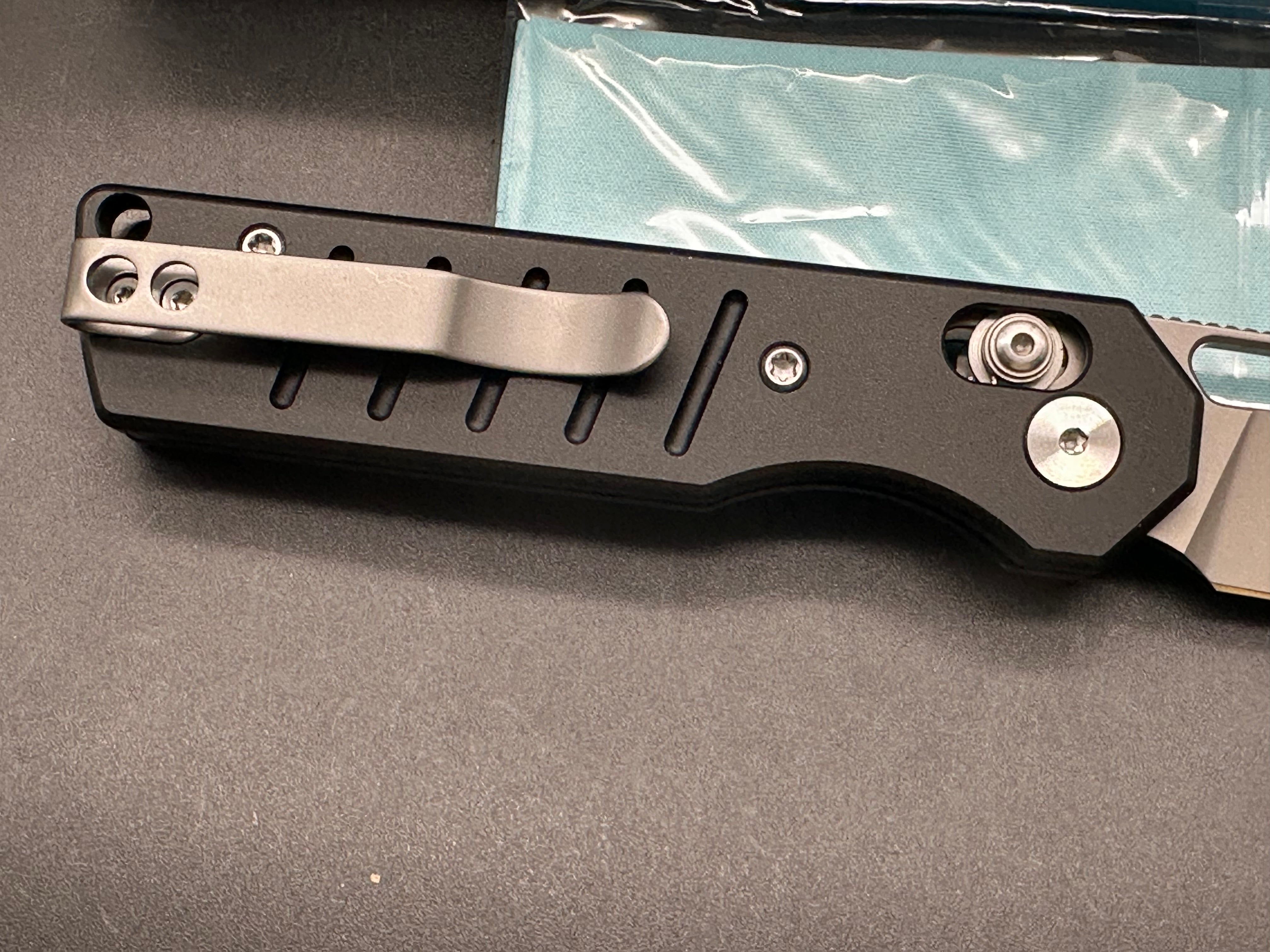 Miguron Gatov 2.81" D2 Sandblasted Blade with Black Aluminum Scales