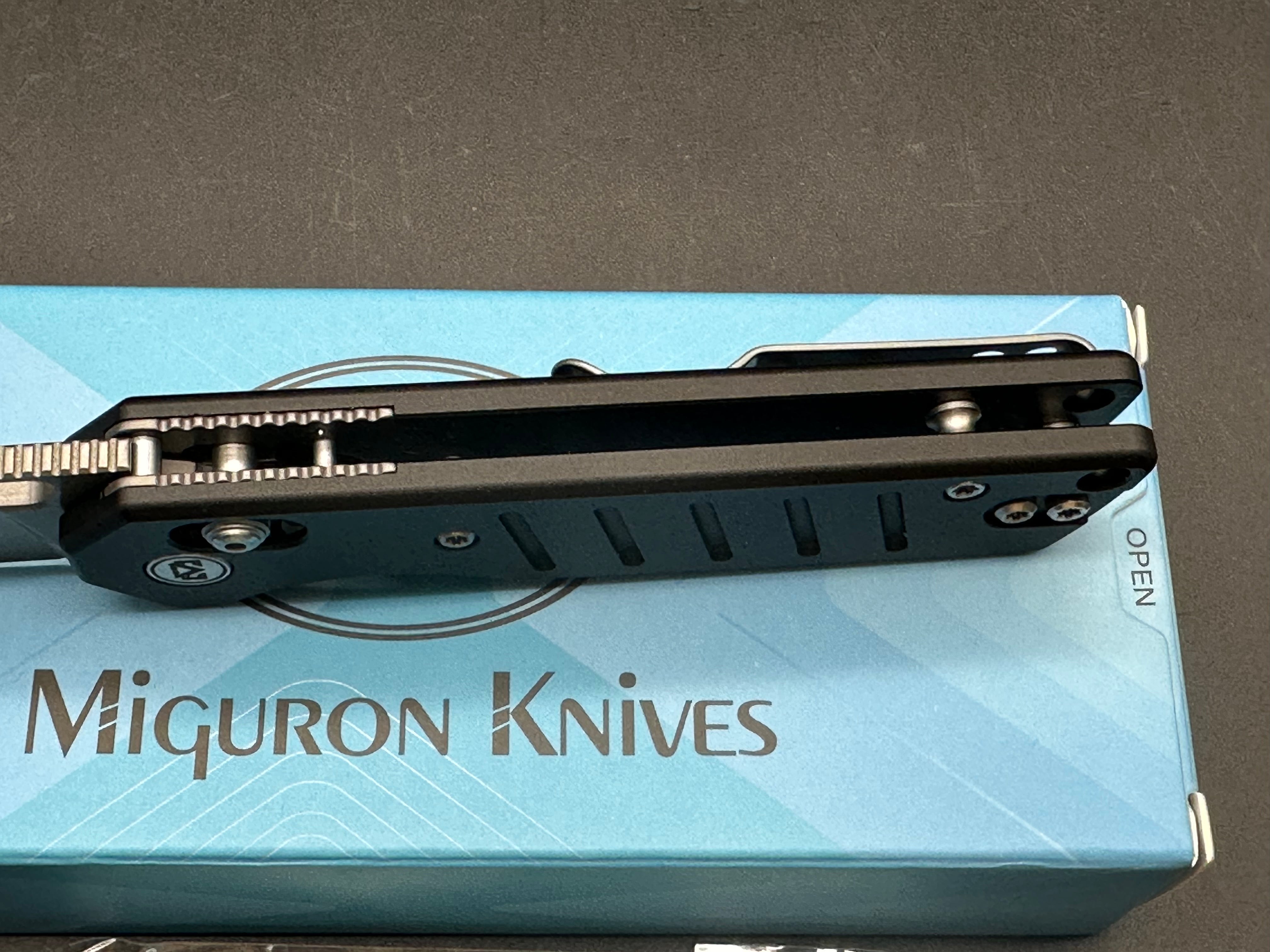Miguron Gatov 2.81" D2 Sandblasted Blade with Black Aluminum Scales