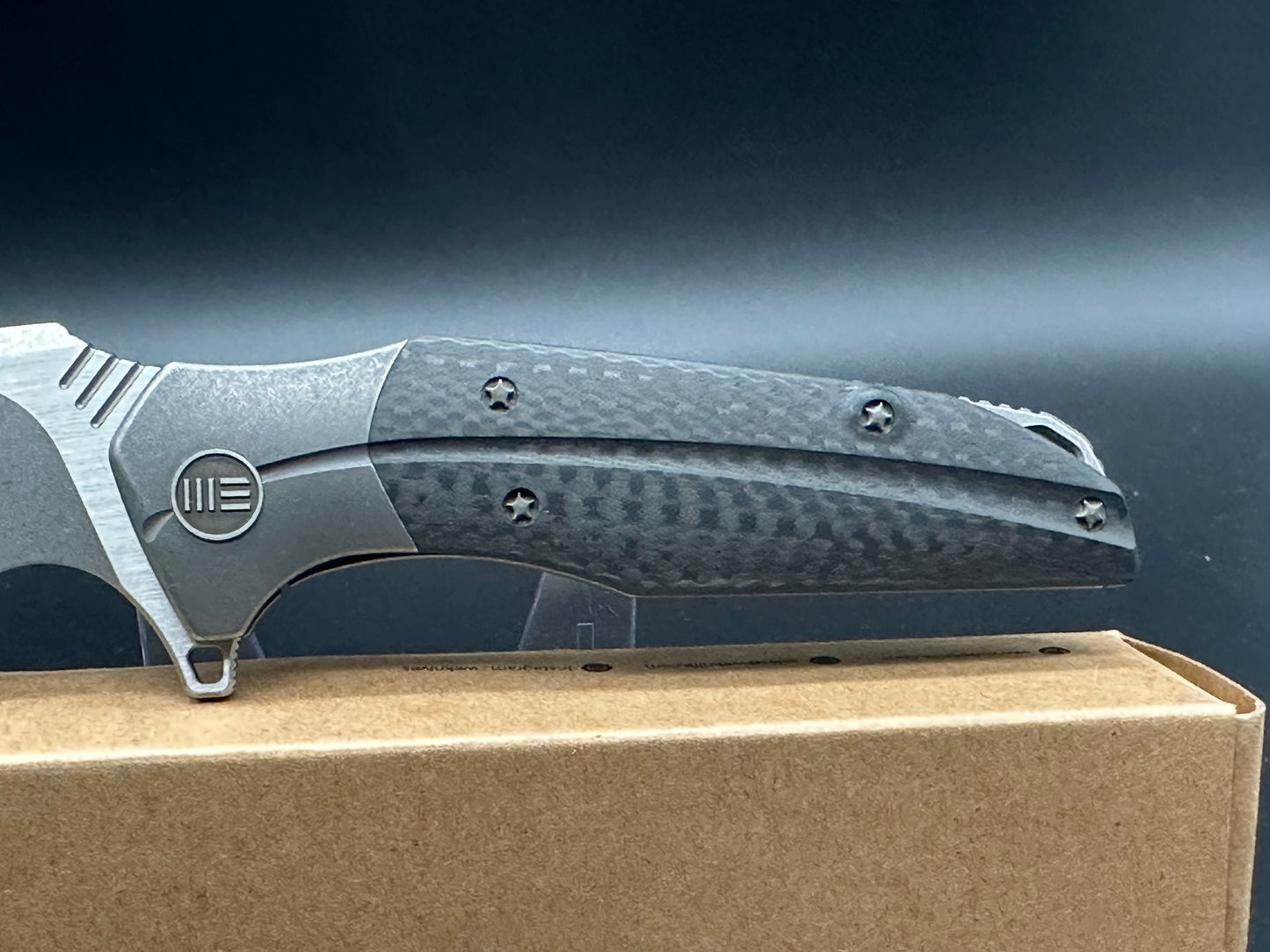 WE 707B Grey Ti handle with cf Inlay