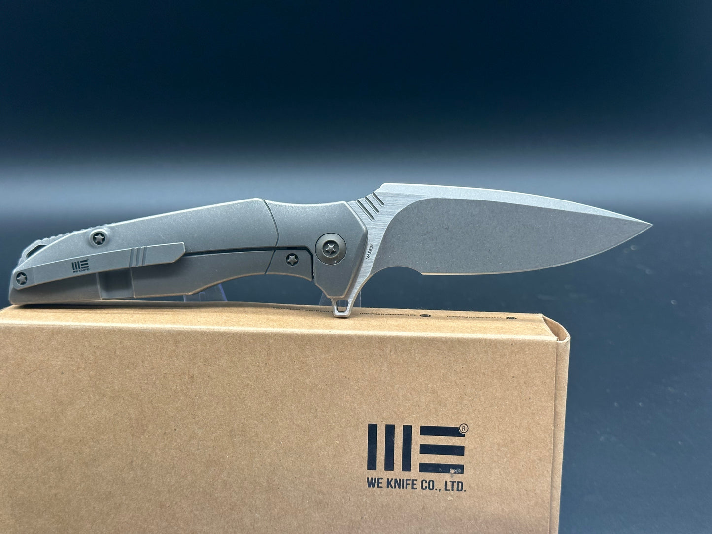 WE 707B Grey Ti handle with cf Inlay