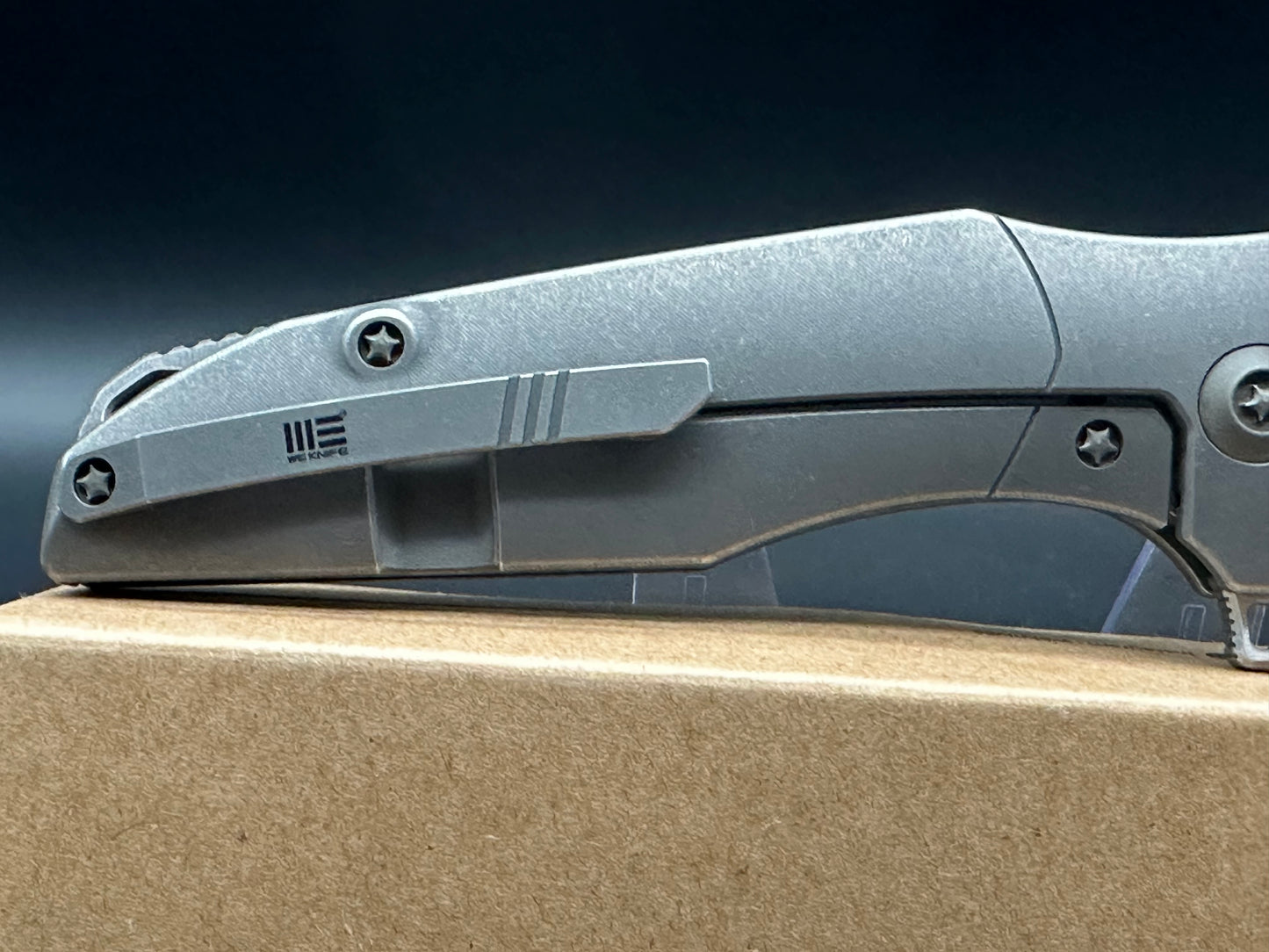 WE 707B Grey Ti handle with cf Inlay