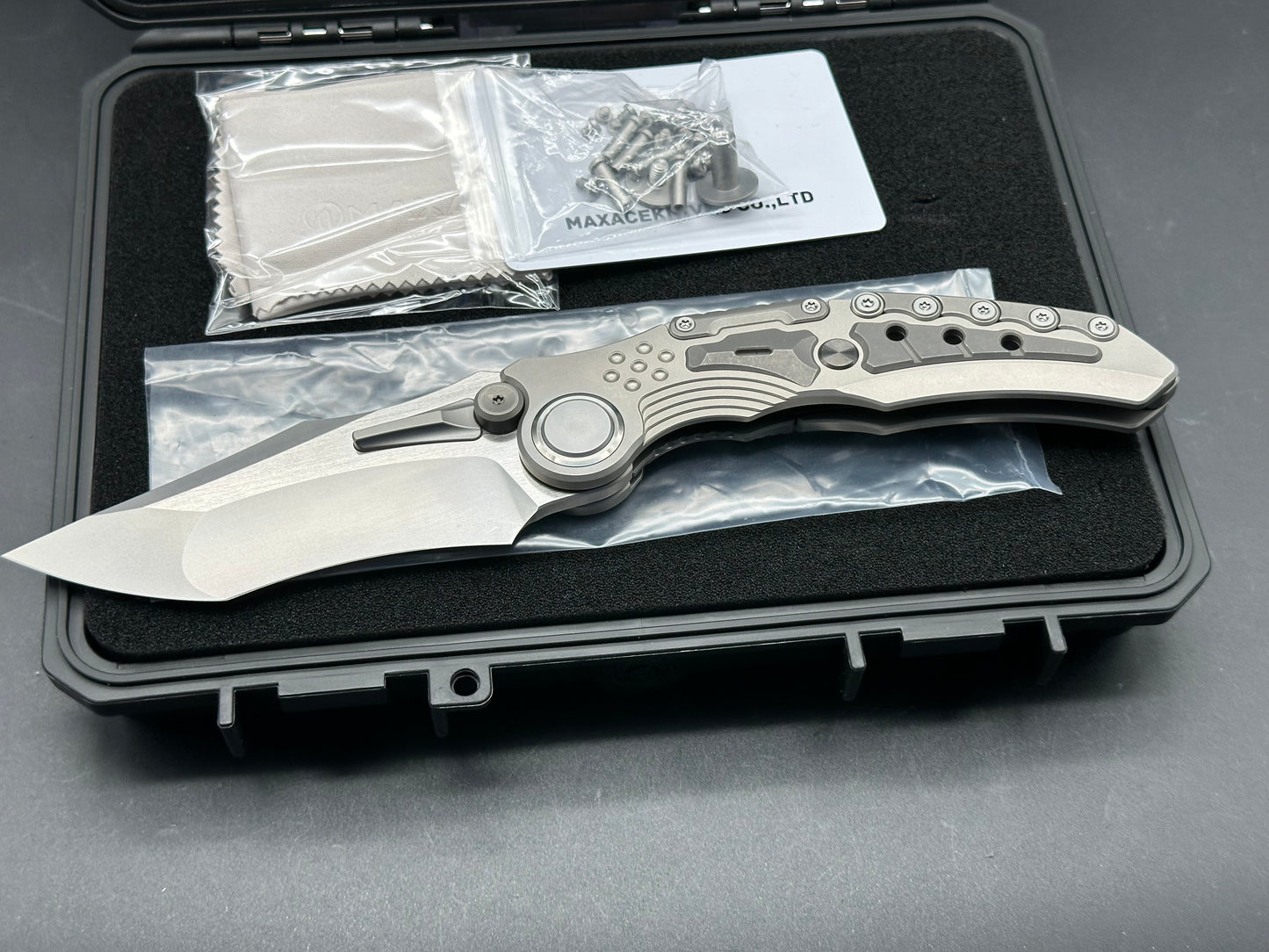 MAXACE TITANIS II (Hydra) TITANIUM HANDLE MAGNACUT STEEL