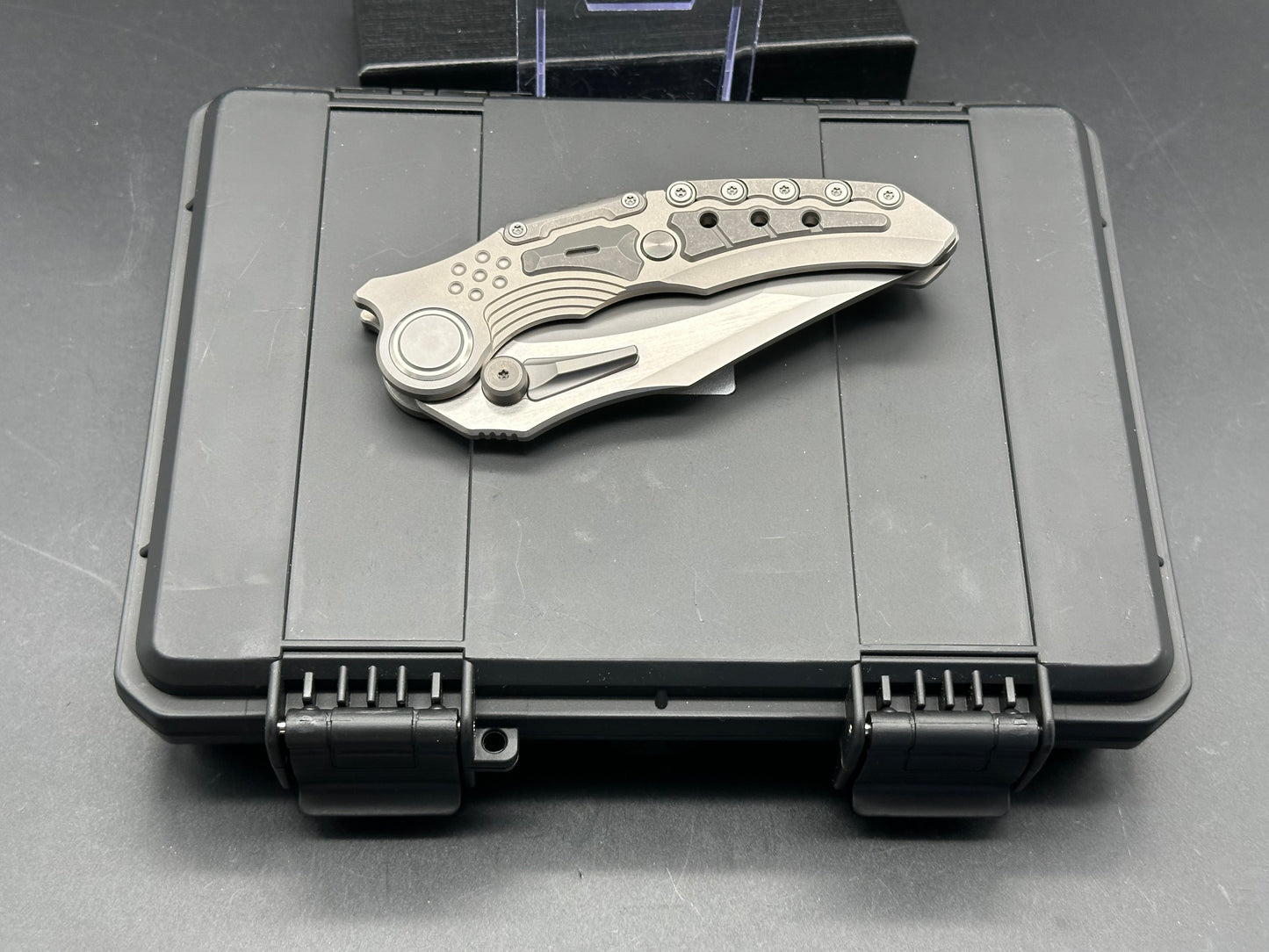 MAXACE TITANIS II (Hydra) TITANIUM HANDLE MAGNACUT STEEL