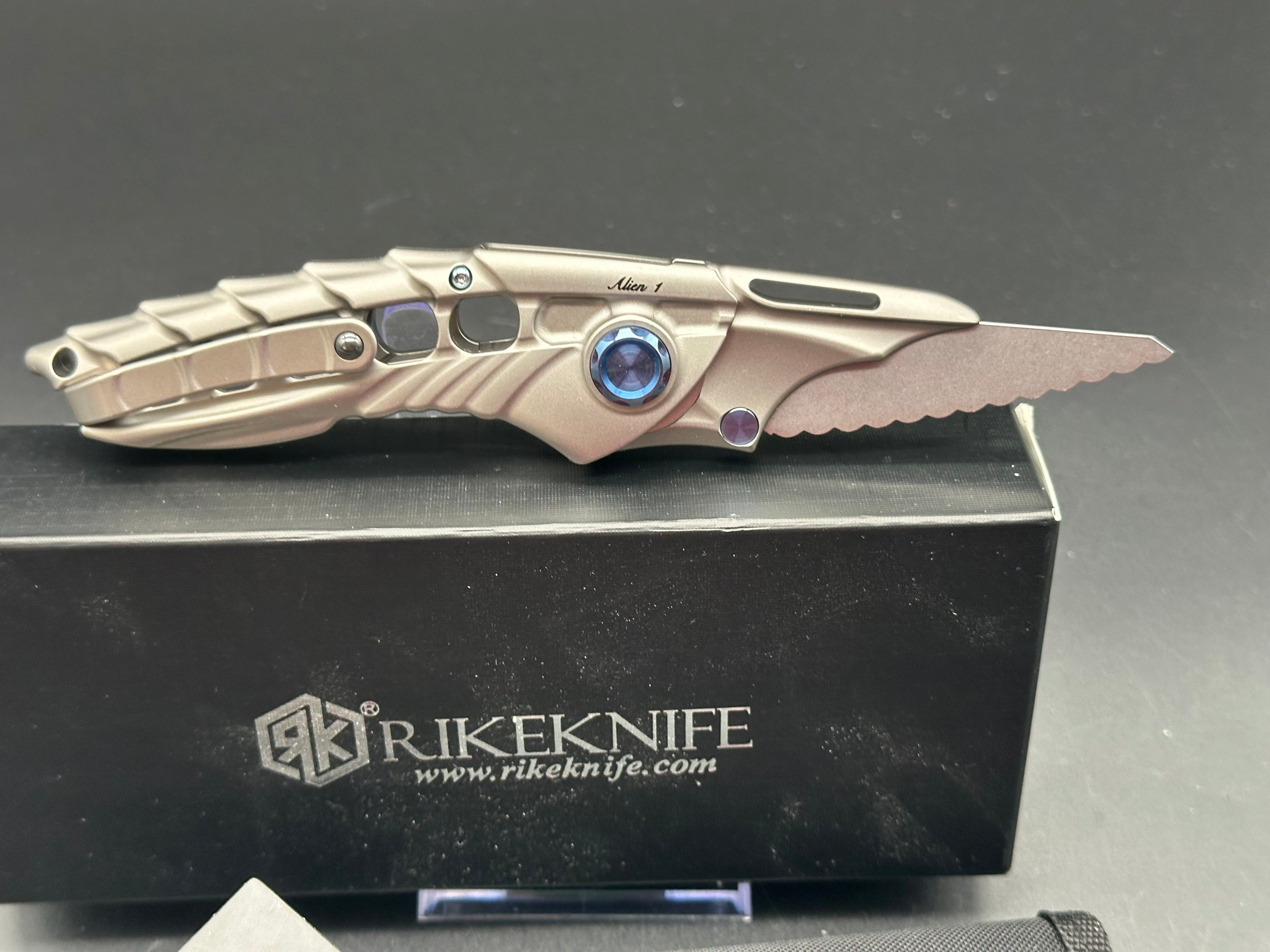 Rike Knife - Alien 1 + Fully Serrated Blade