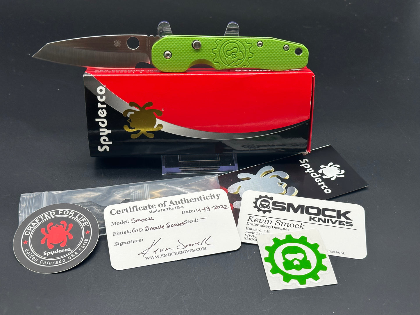 Spyderco SMOCK C240CFP Green scales also comes with cf scales