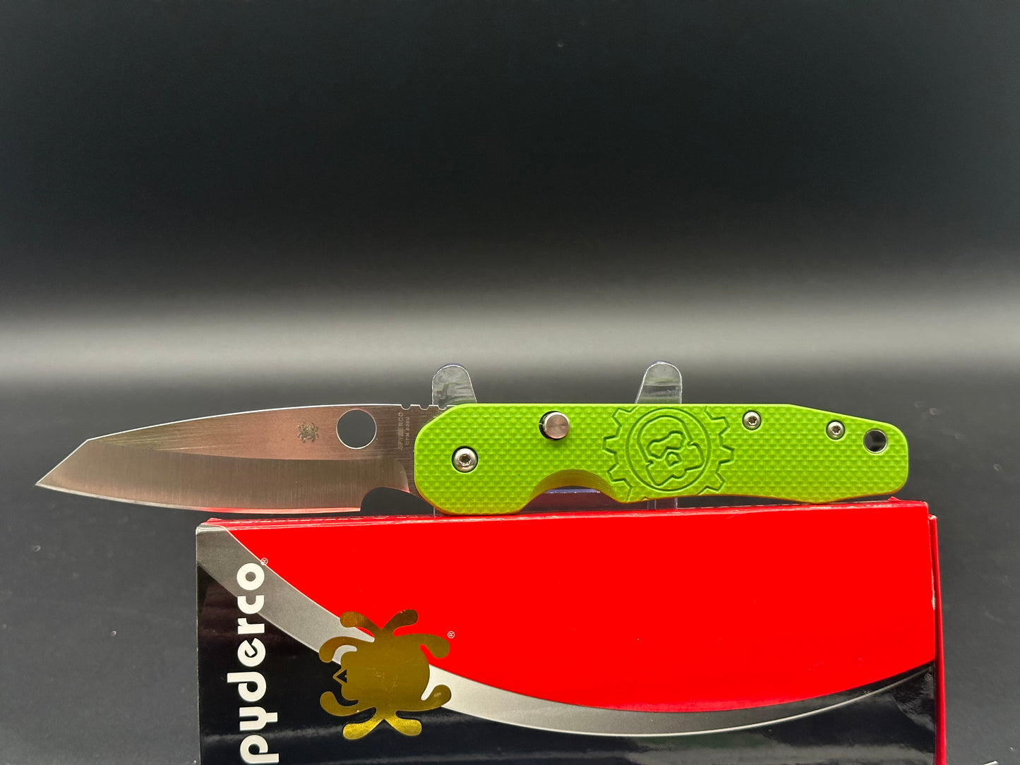 Spyderco SMOCK C240CFP Green scales also comes with cf scales