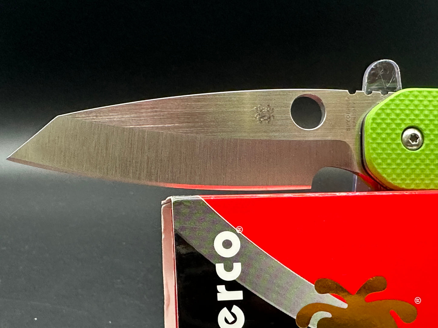 Spyderco SMOCK C240CFP Green scales also comes with cf scales