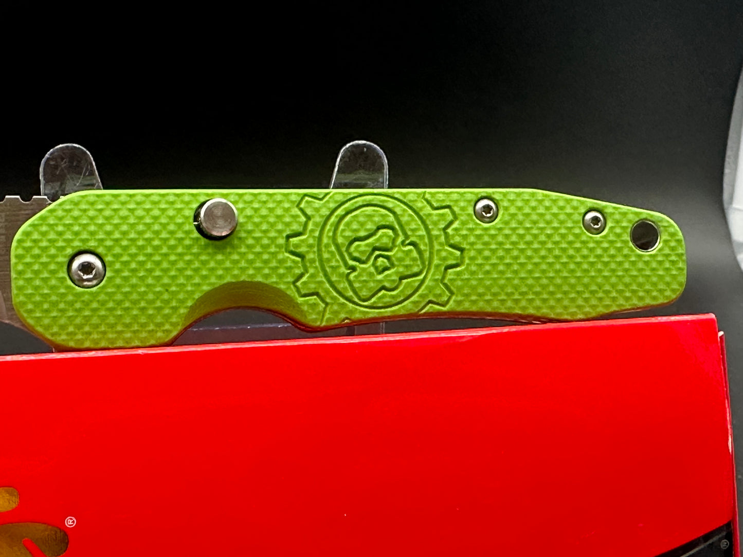 Spyderco SMOCK C240CFP Green scales also comes with cf scales