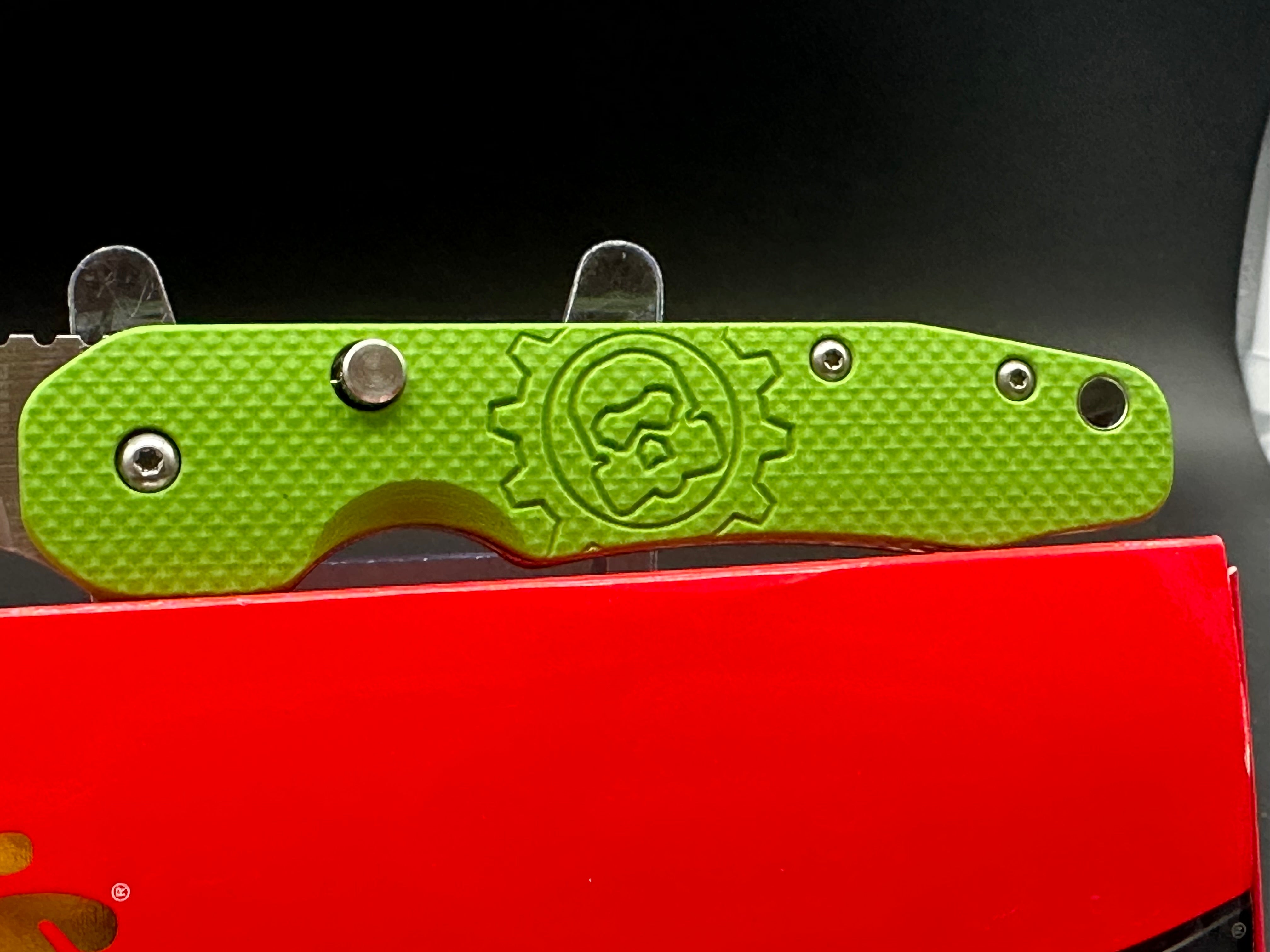 Spyderco SMOCK C240CFP Green scales also comes with cf scales