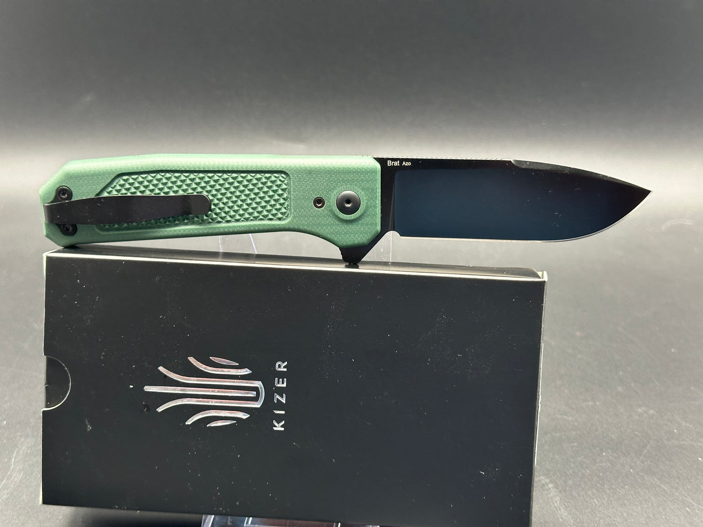 KIZER BRAT BUTTON LOCK FOLDING KNIFE GREEN G10 HANDLE 154CM DROP POINT PLAIN EDGE