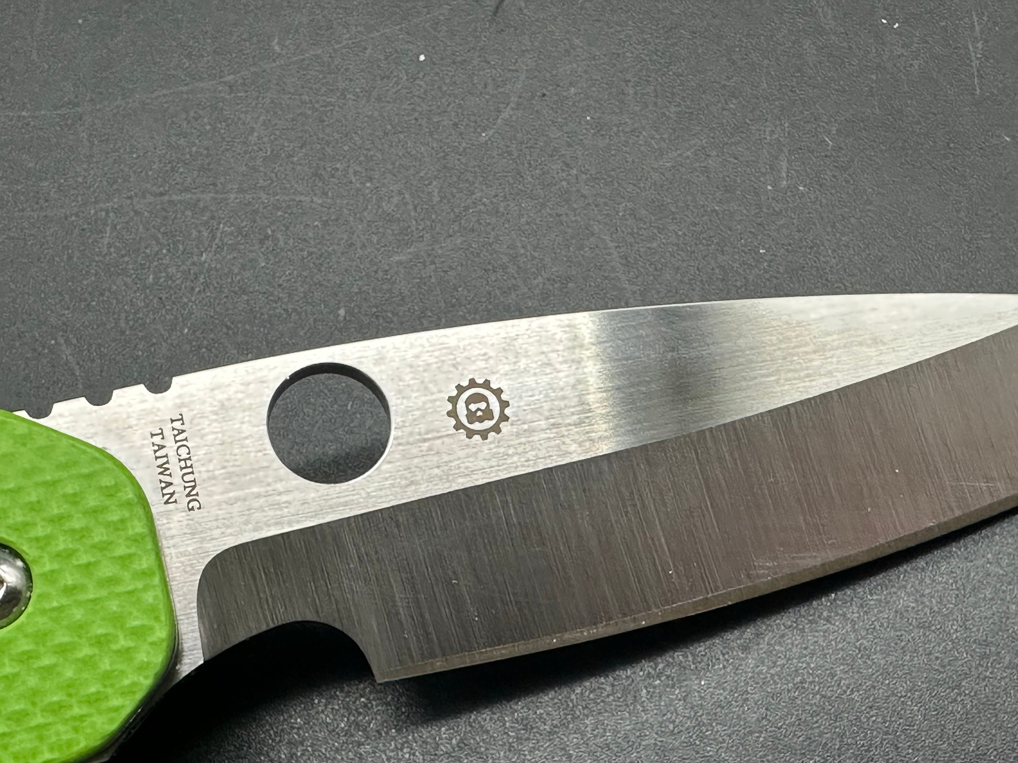 Spyderco SMOCK C240CFP Green scales also comes with cf scales