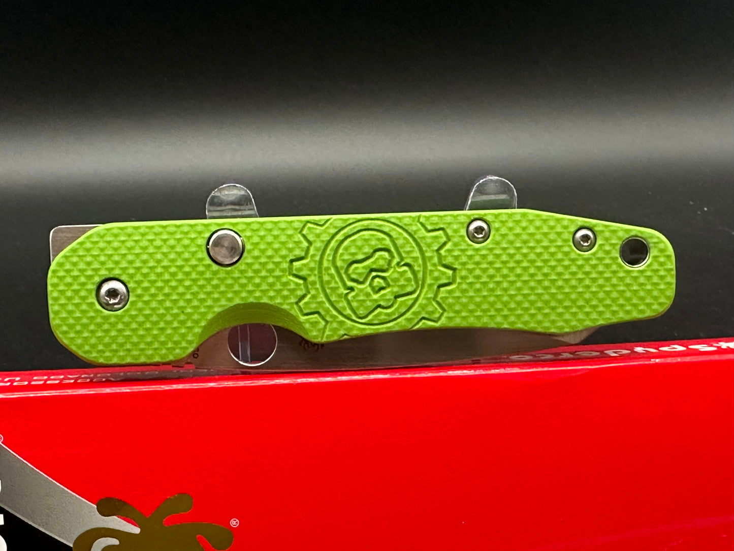 Spyderco SMOCK C240CFP Green scales also comes with cf scales