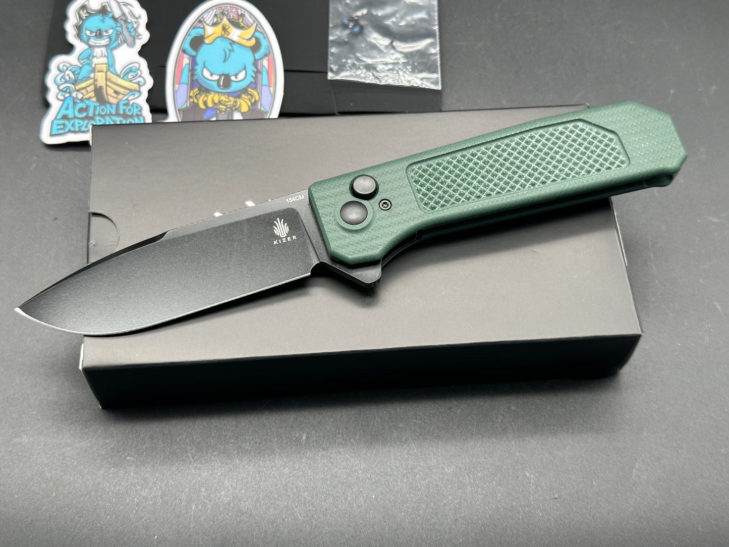 KIZER BRAT BUTTON LOCK FOLDING KNIFE GREEN G10 HANDLE 154CM DROP POINT PLAIN EDGE