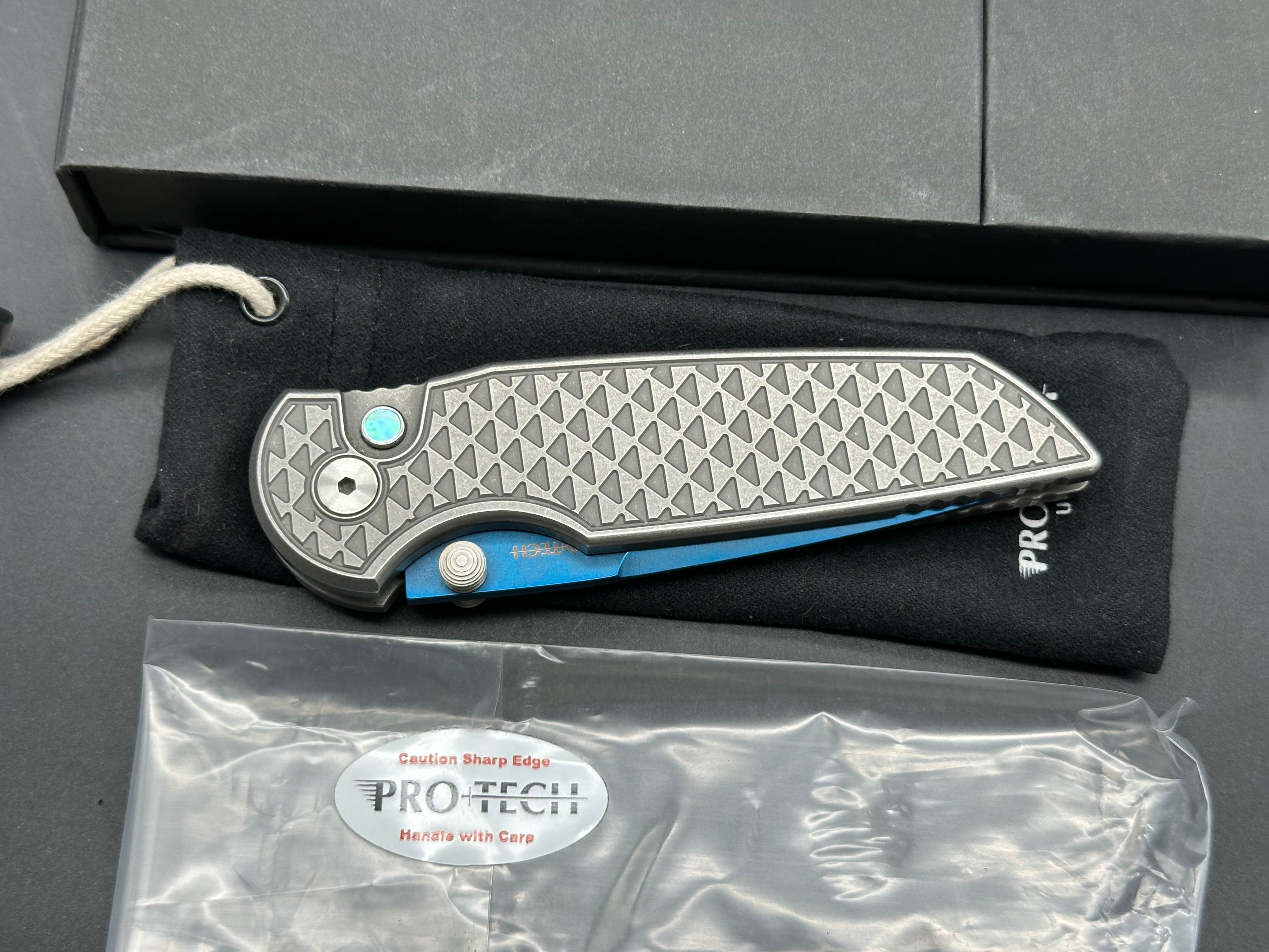 Protech Custom TR3 custom integrity, sapphire blade