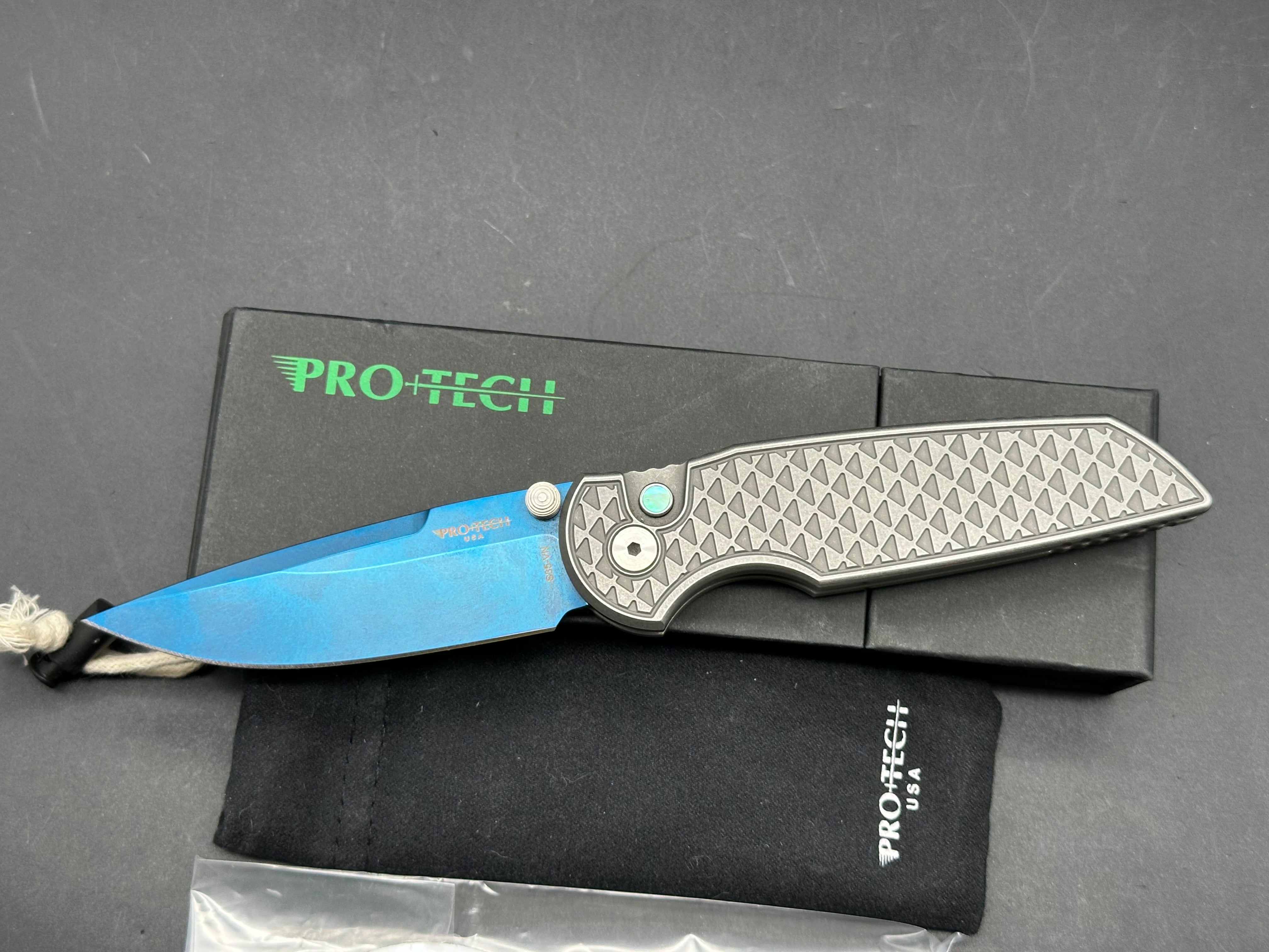 Protech Custom TR3 custom integrity, sapphire blade