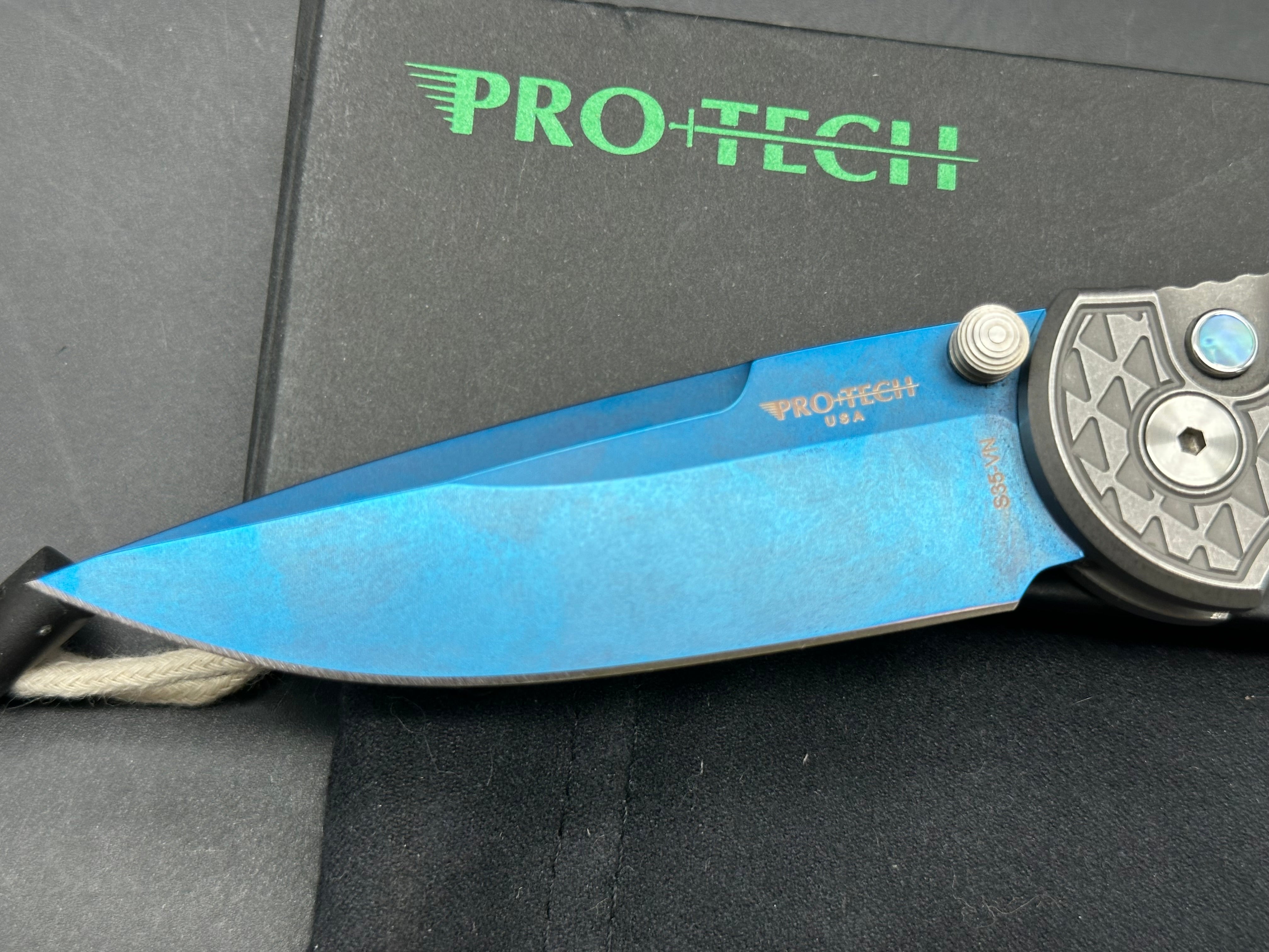 Protech Custom TR3 custom integrity, sapphire blade