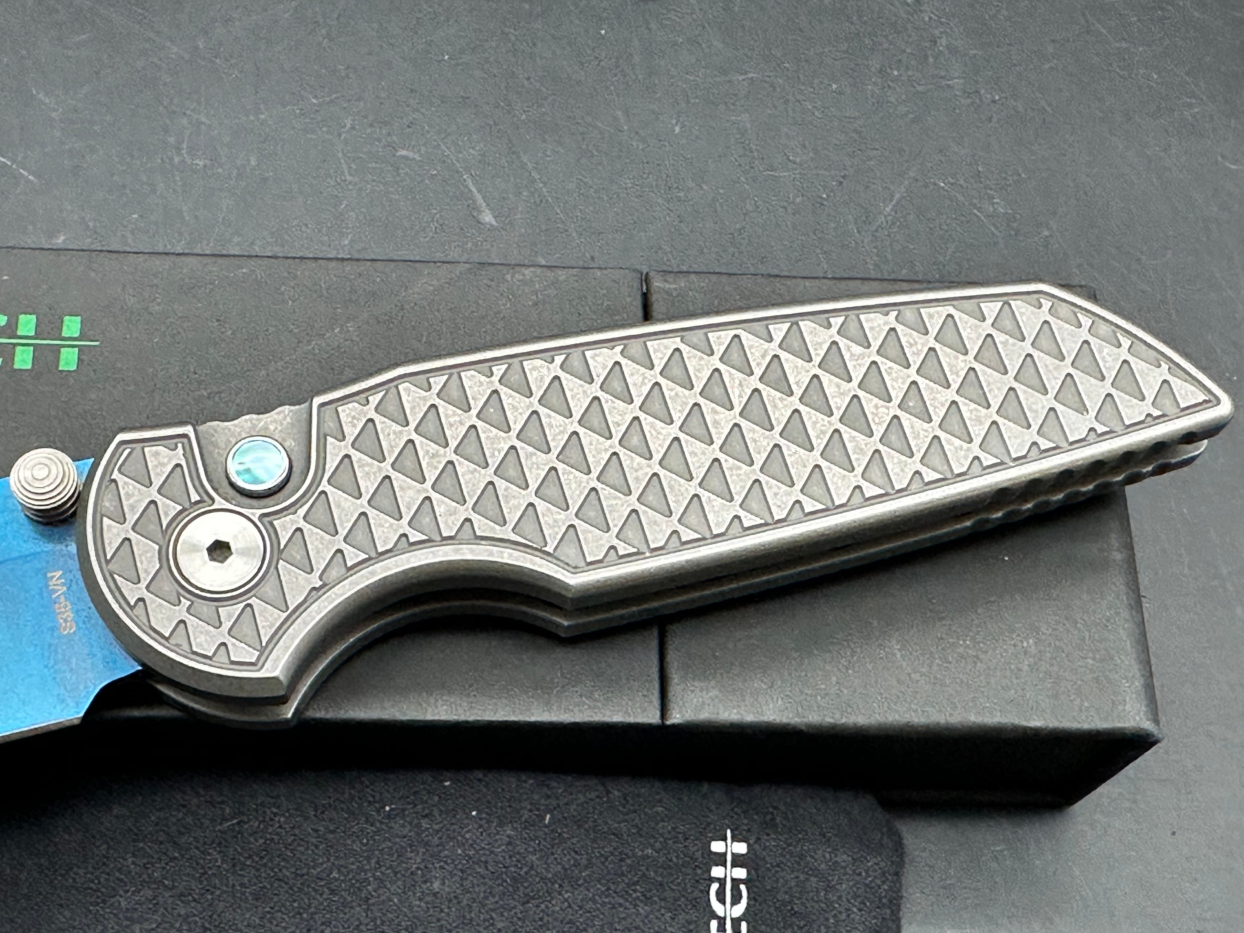 Protech Custom TR3 custom integrity, sapphire blade