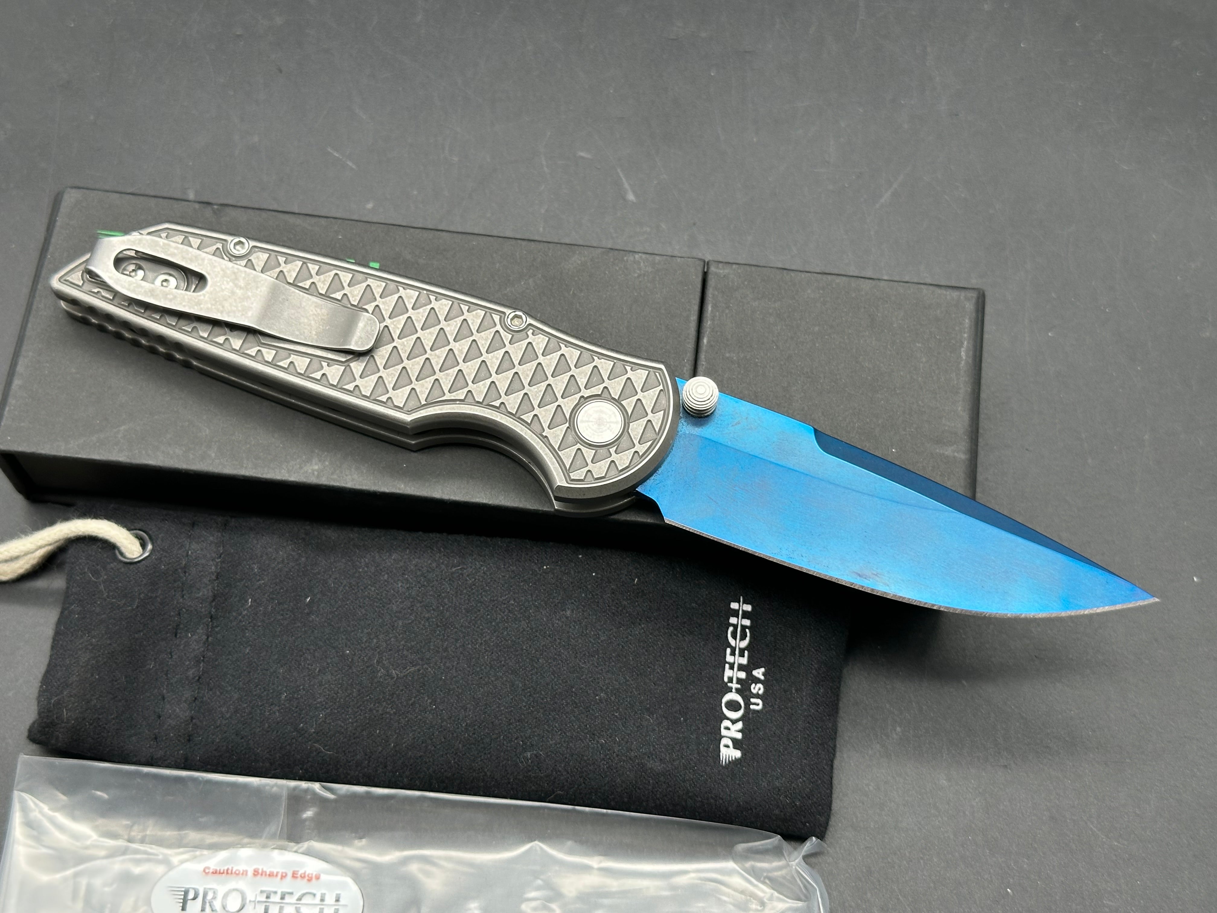 Protech Custom TR3 custom integrity, sapphire blade