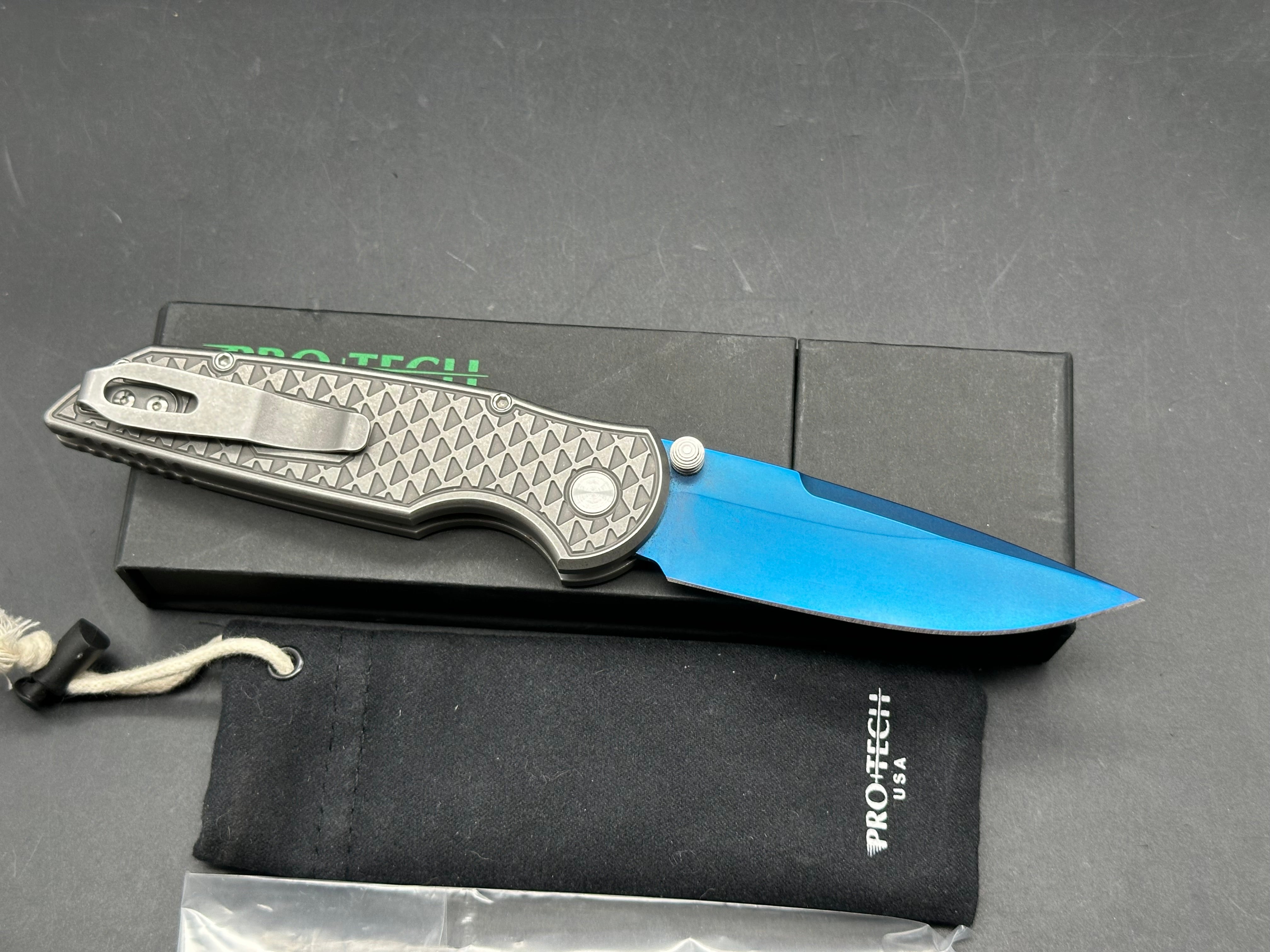 Protech Custom TR3 custom integrity, sapphire blade