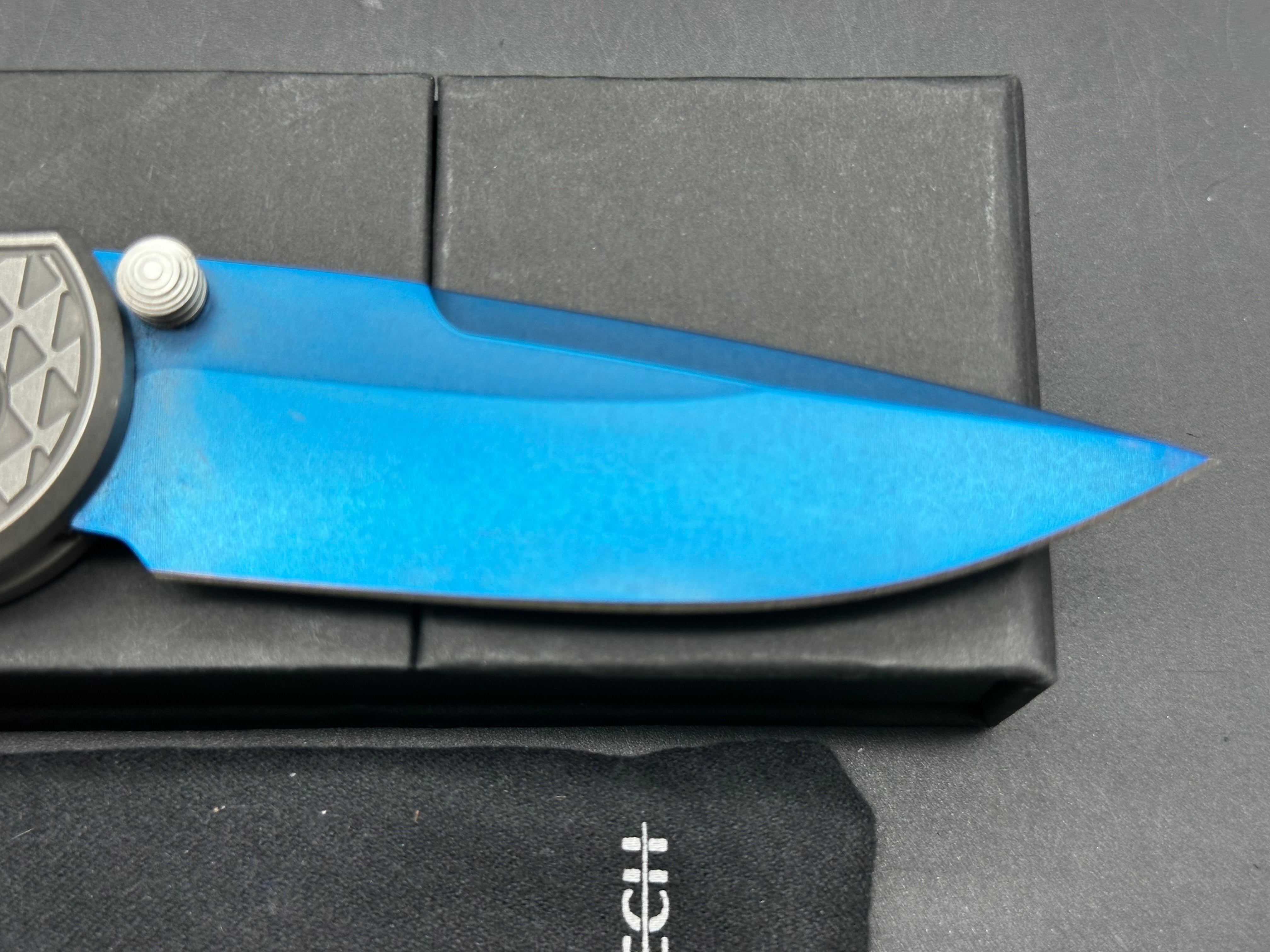 Protech Custom TR3 custom integrity, sapphire blade