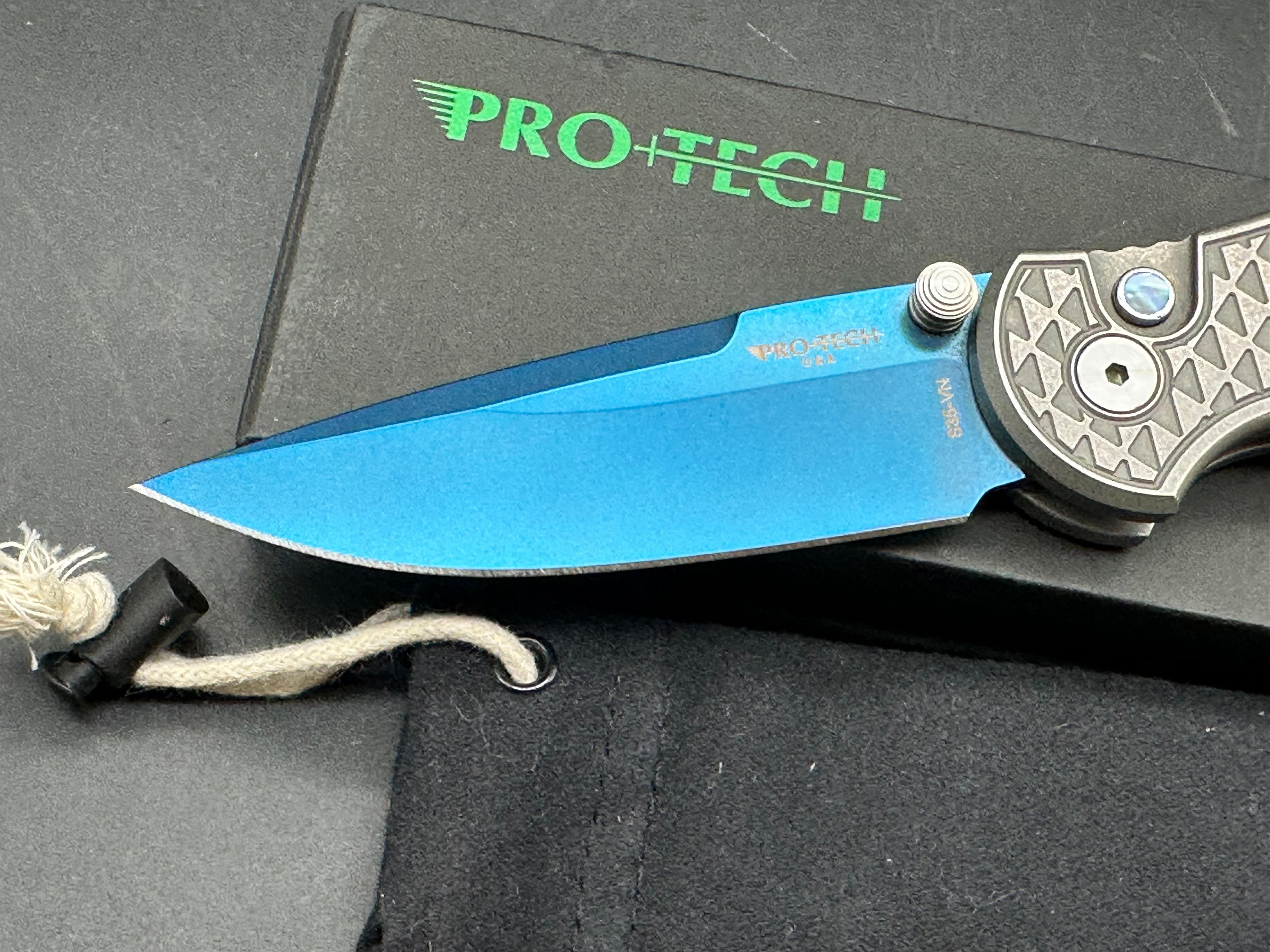 Protech Custom TR3 custom integrity, sapphire blade