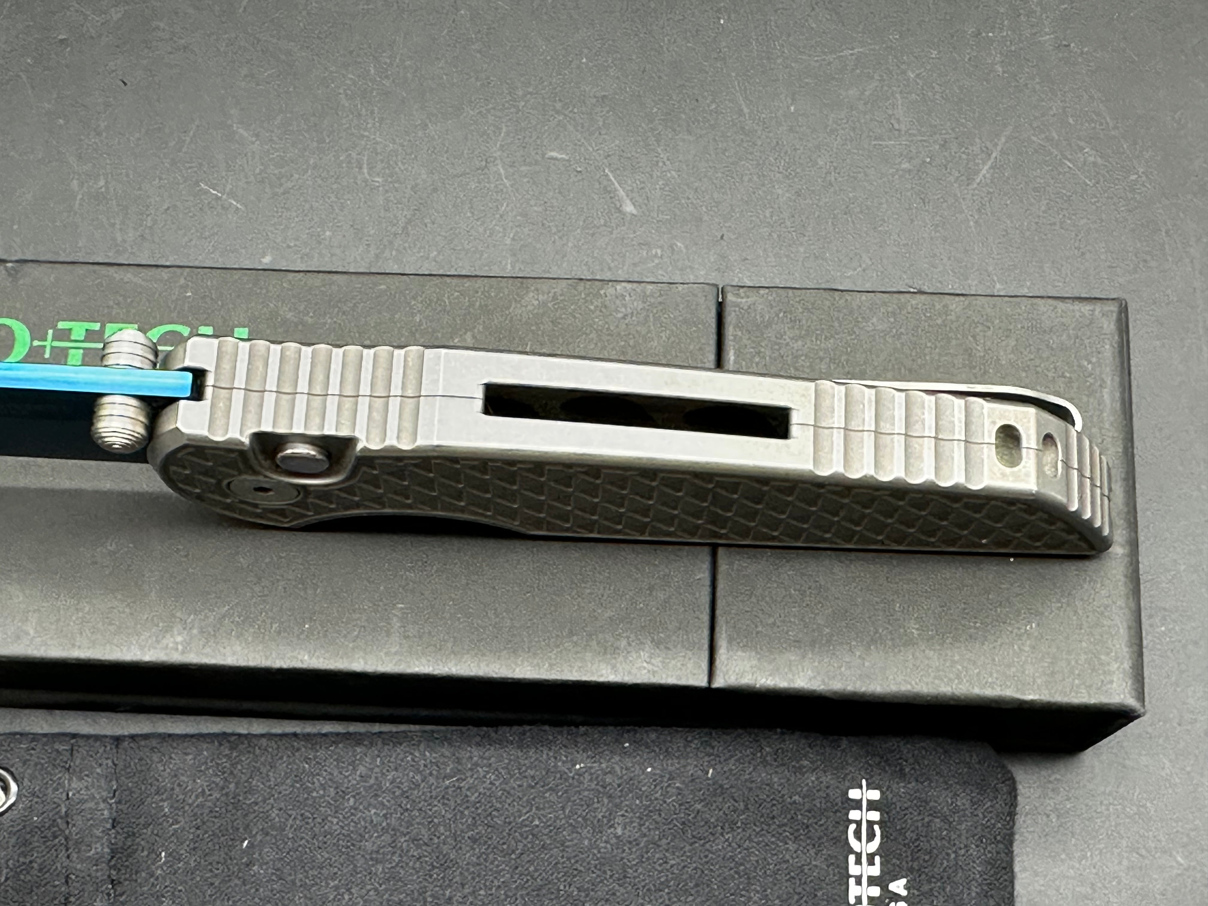 Protech Custom TR3 custom integrity, sapphire blade
