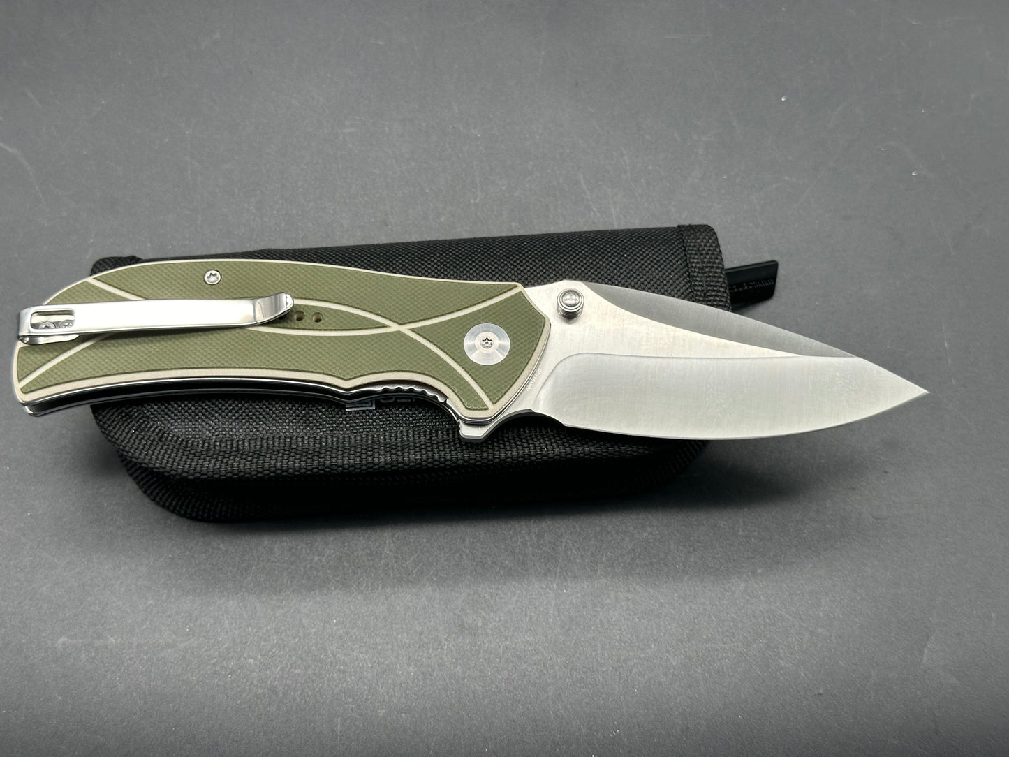 SENCUT HYRAX FOLDING KNIFE GREEN/OFF WHITE G10 HANDLE 9CR18MOV LEAF PLAIN EDGE SATIN FINISH