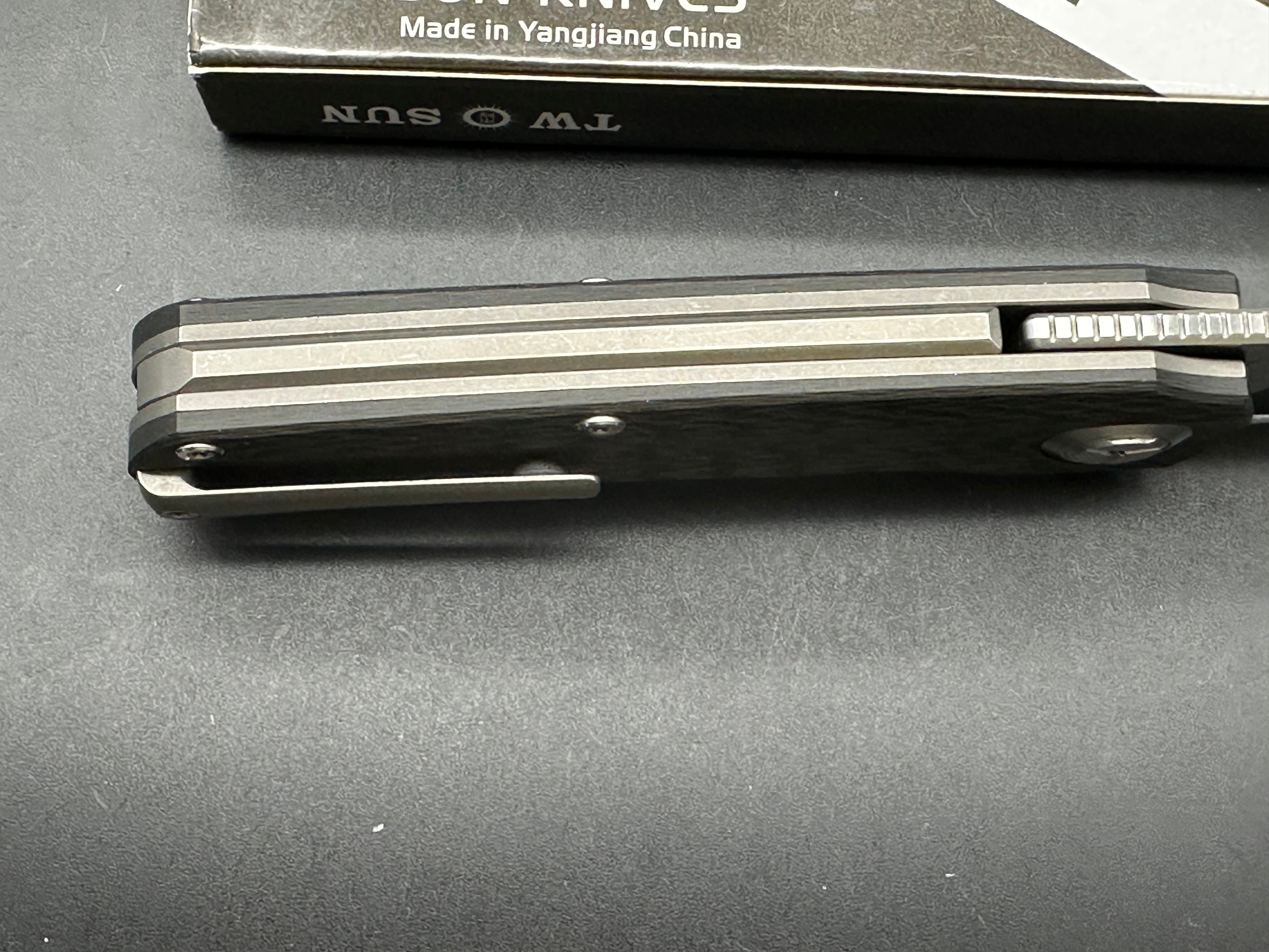 TWOSUN FOLDING KNIFE BLACK TITANIUM CARBON FIBER HANDLE 14C28N PLAIN EDGE TS243