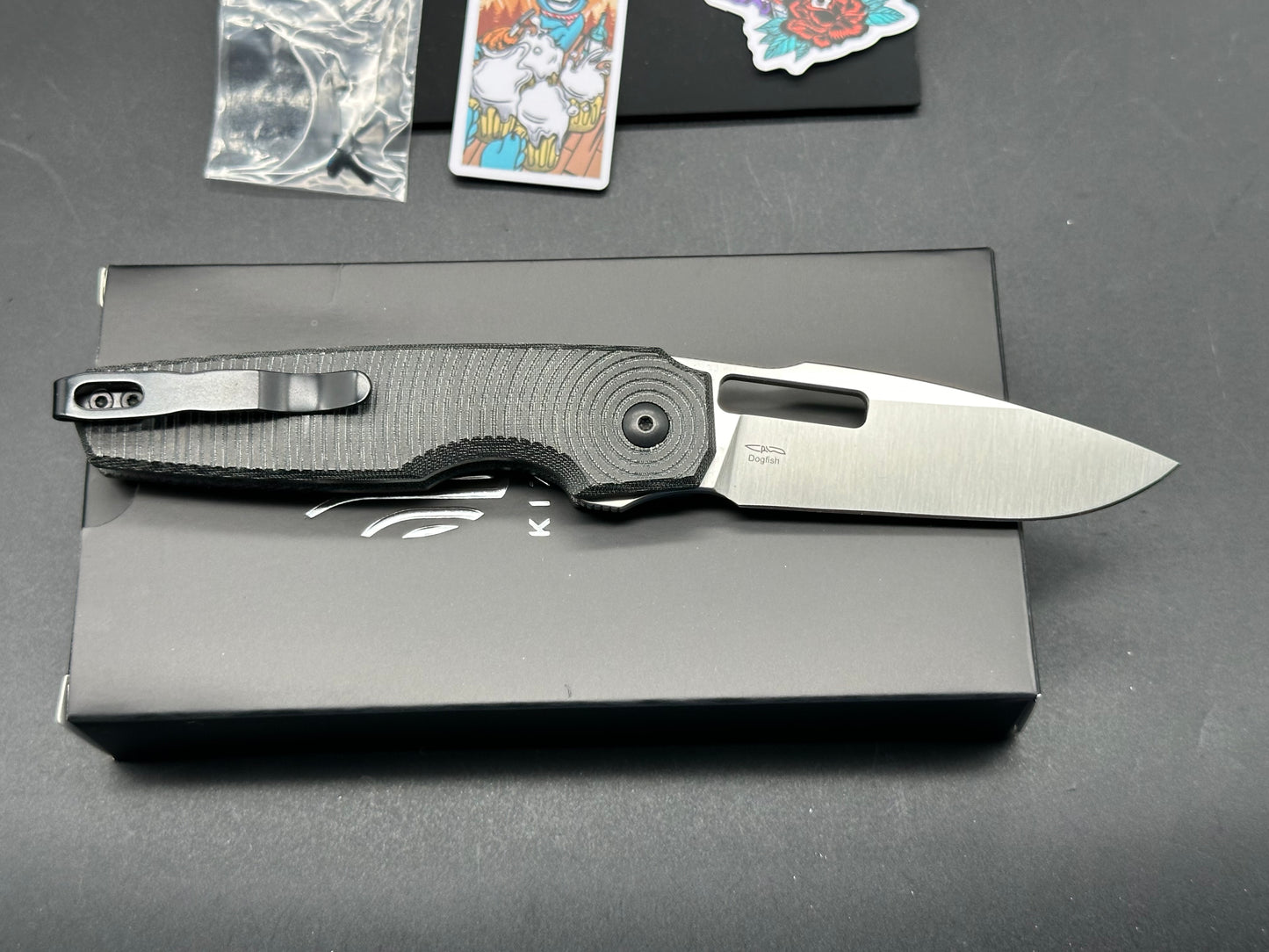 KIZER DOGFISH BUTTON LOCK FOLDING KNIFE BLACK MICARTA HANDLE NITRO-V DROP POINT PLAIN EDGE