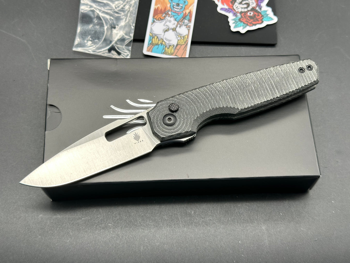 KIZER DOGFISH BUTTON LOCK FOLDING KNIFE BLACK MICARTA HANDLE NITRO-V DROP POINT PLAIN EDGE