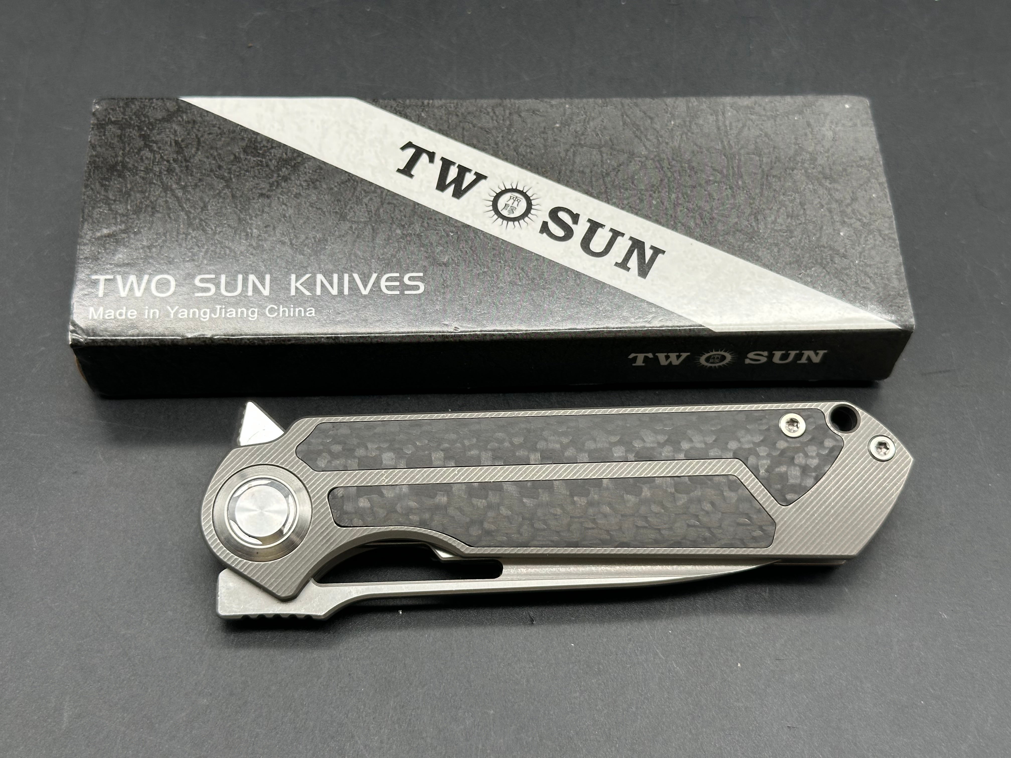 TWOSUN FOLDING KNIFE BLACK TITANIUM/CARBON FIBER HANDLE PLAIN EDGE D2 TS226