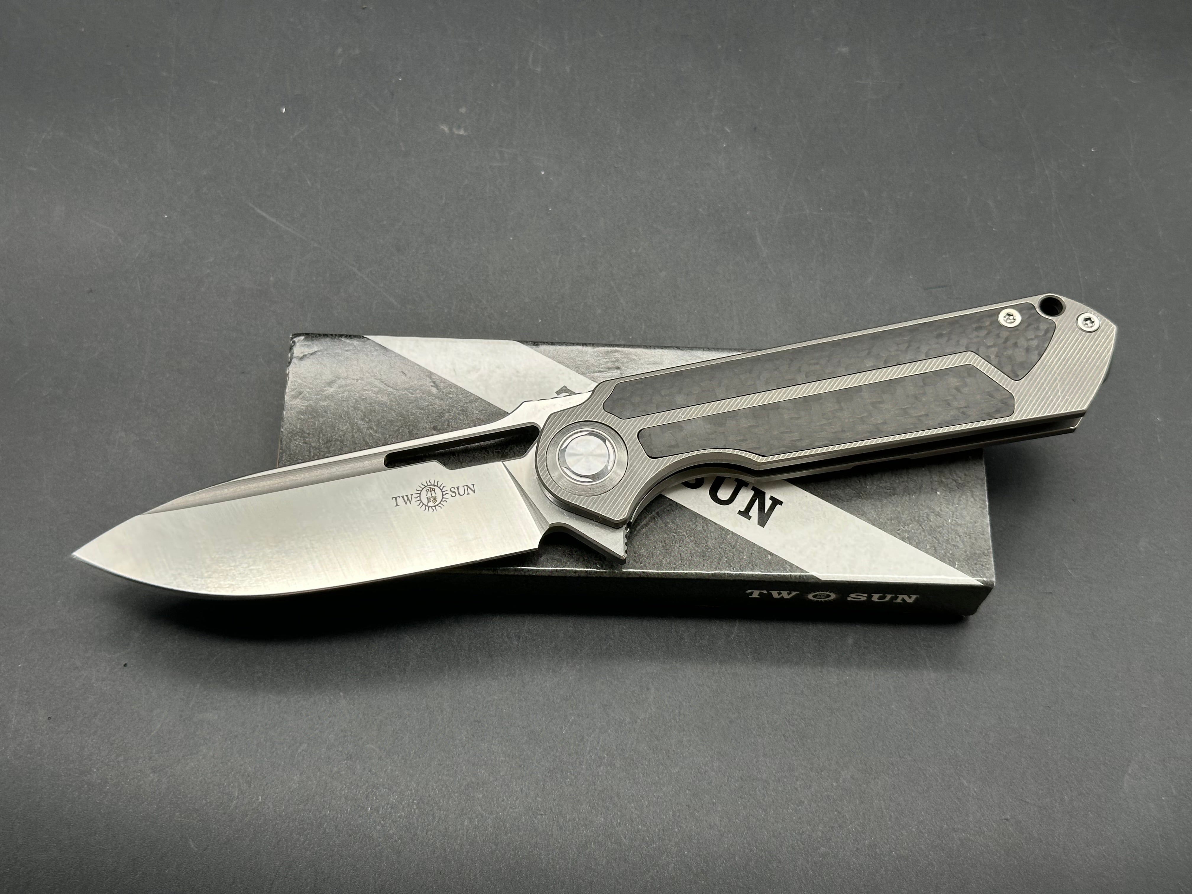 TWOSUN FOLDING KNIFE BLACK TITANIUM/CARBON FIBER HANDLE PLAIN EDGE D2 TS226